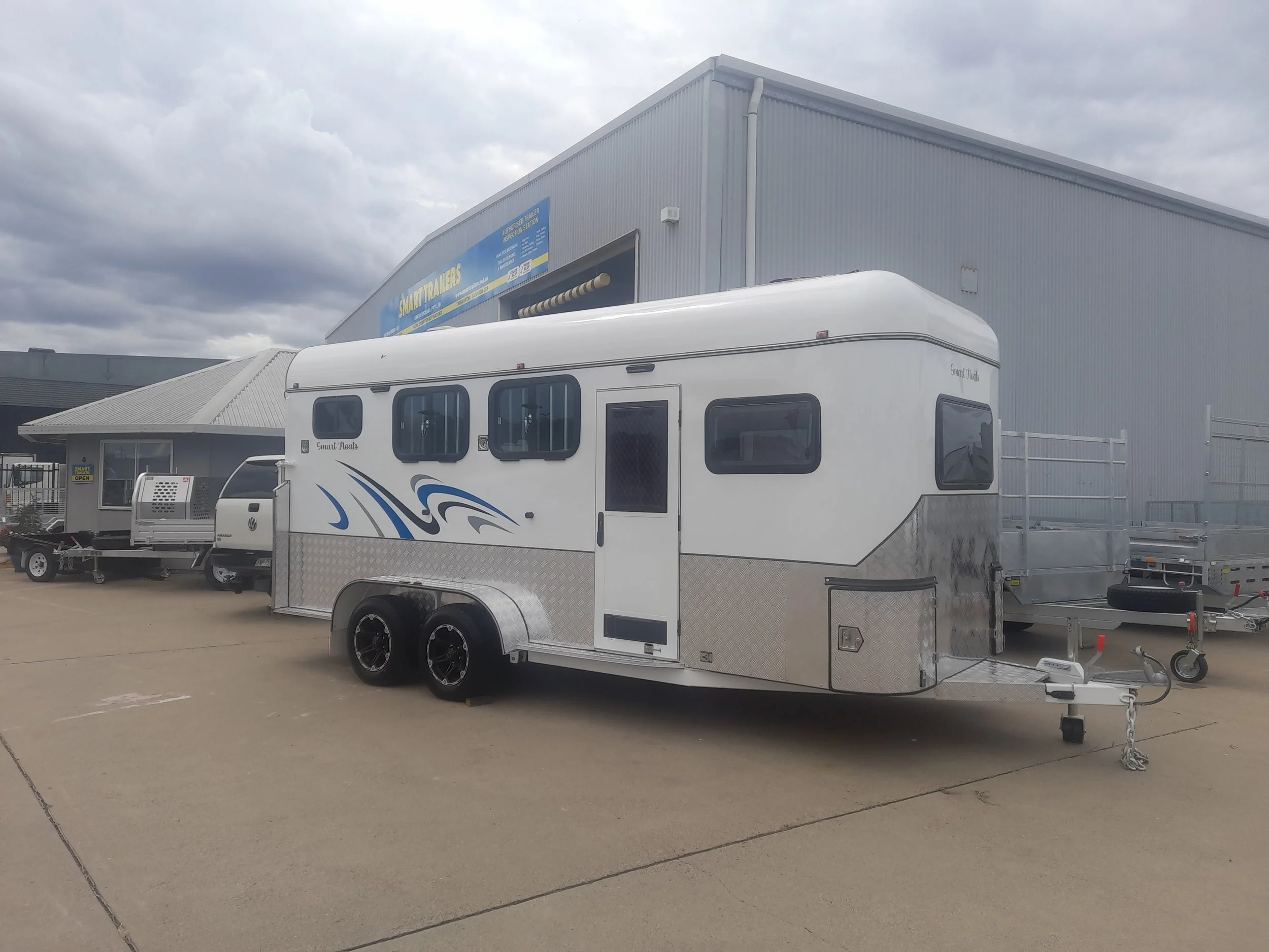 2 HAL CAMPER HORSE FLOAT