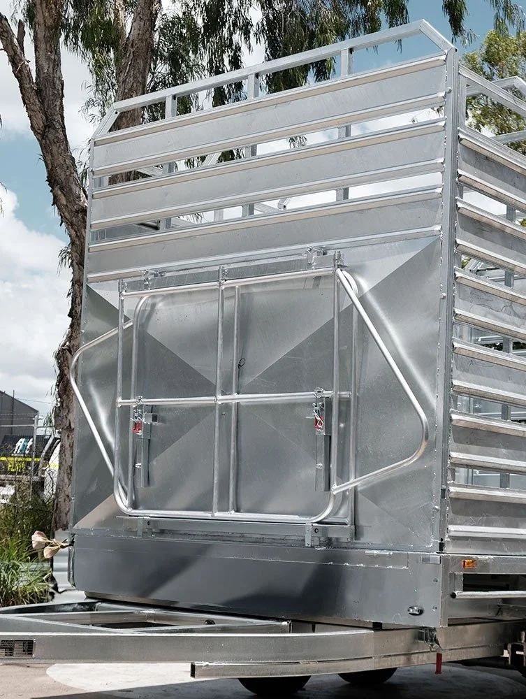 12x7 cattle trailer with removable livestock crate