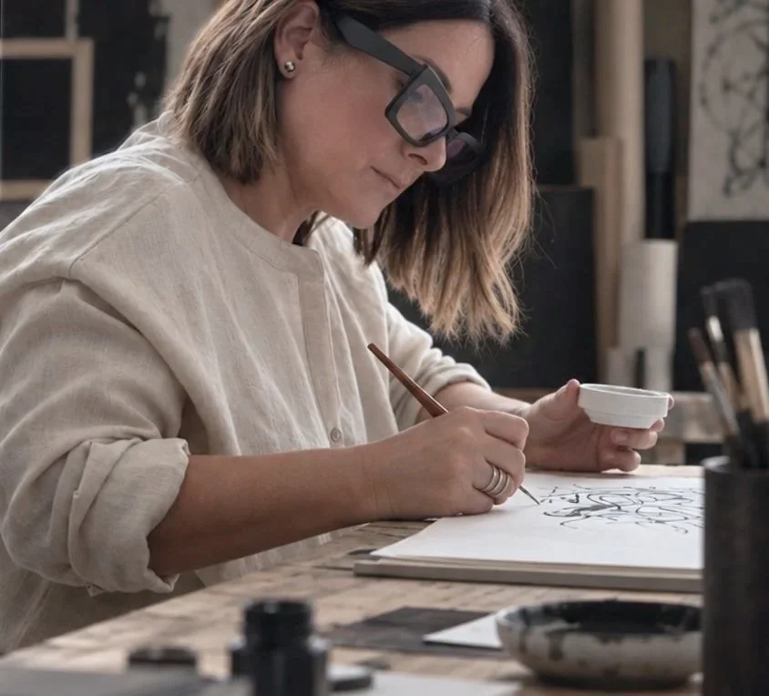 Mónica Gagliardi trabajando en caligrafía gestual en su estudio.