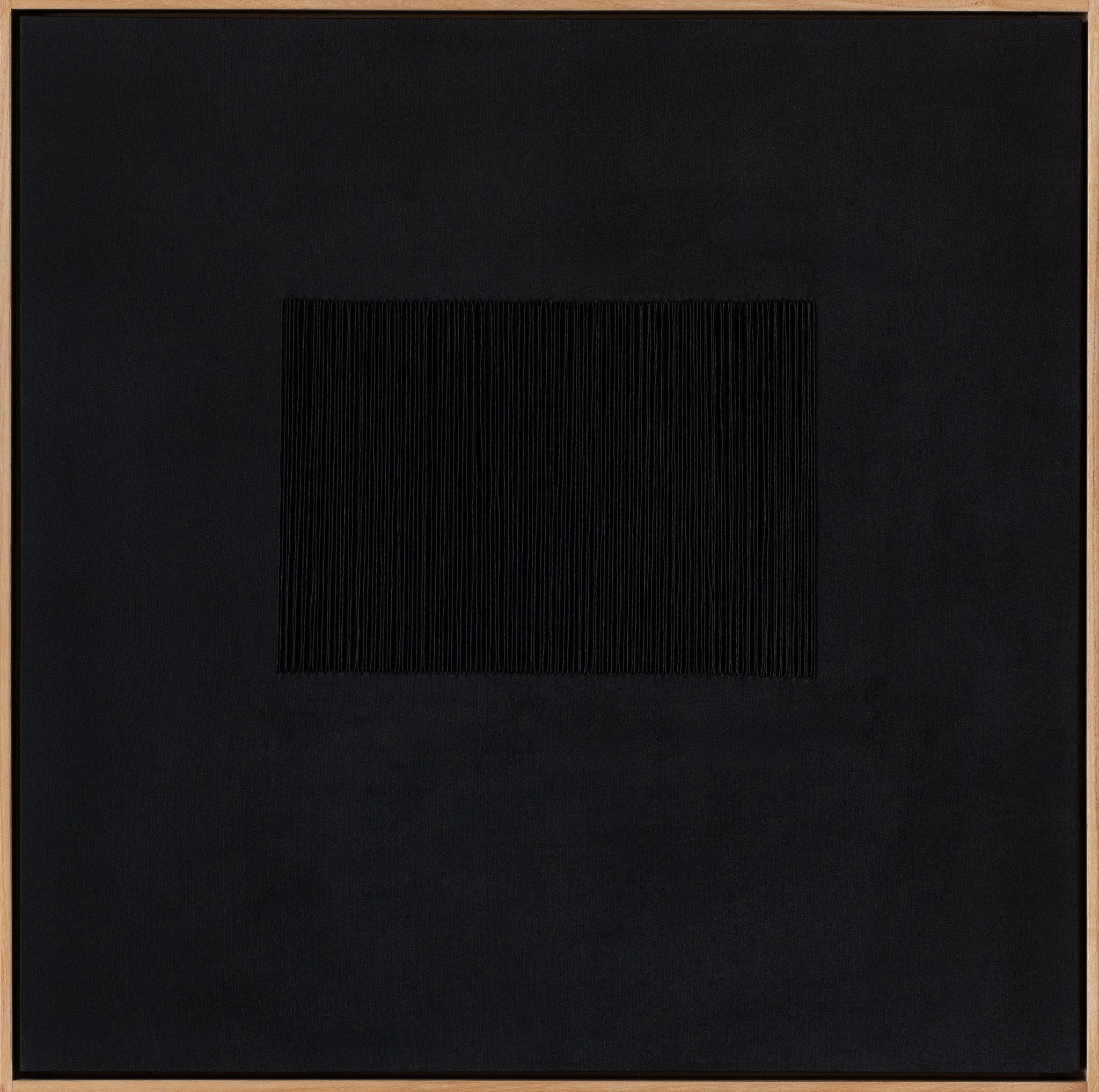Formas Silentes N°3, obra abstracta negra de Mónica Gagliardi, acrílico e hilo de papel sobre lienzo natural