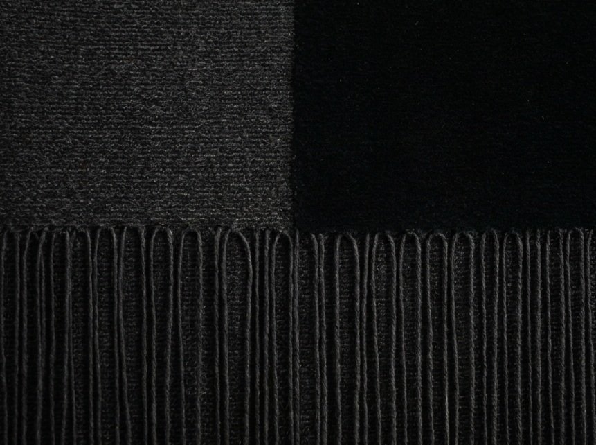 Detalle de Formas Silentes N.º 1 de Mónica Gagliardi, con superficie negra y bordado en hilo de papel.