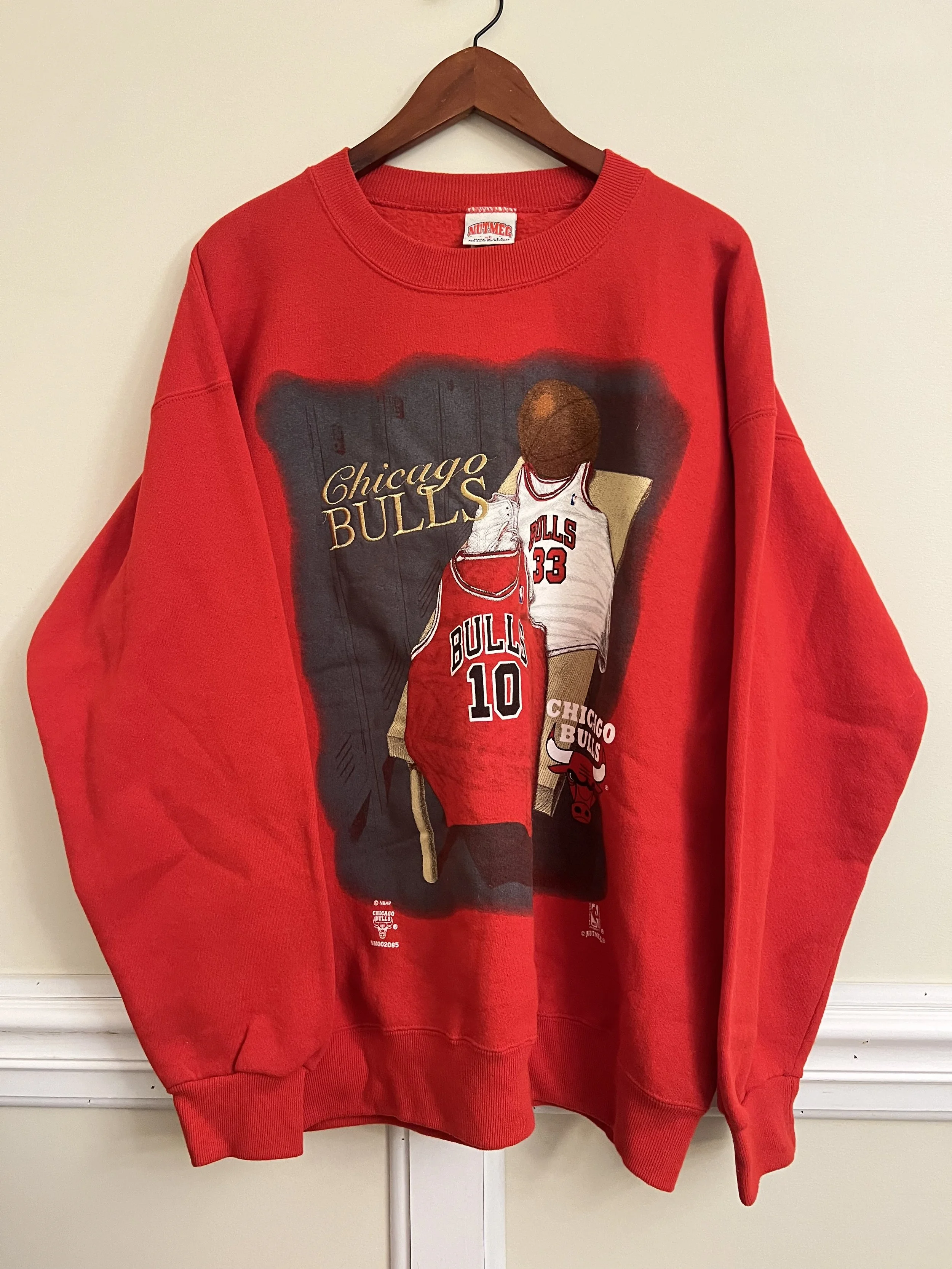 Authentic 90s Nutmeg Chicago Bulls era piece featuring Rodman (#10) and Pippen (#33) locker room graphic.