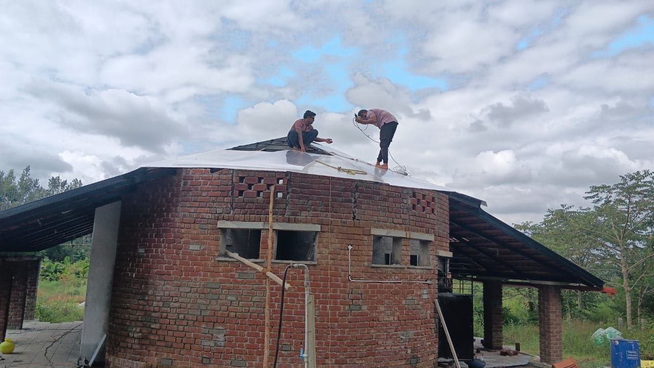 Fibreglass roof installation for bathrooms [photo by Joshua Danesh]