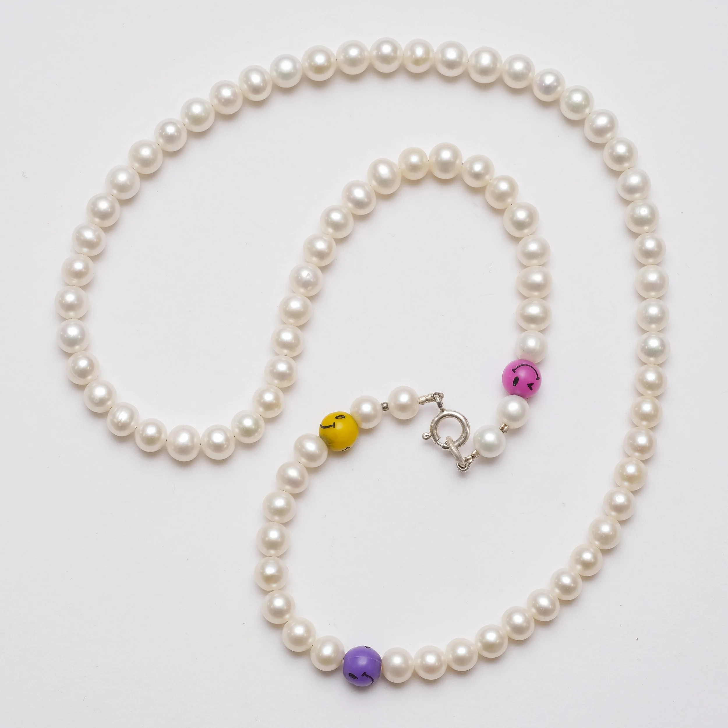 Pearl chain with smileys - 56cm x 7mm