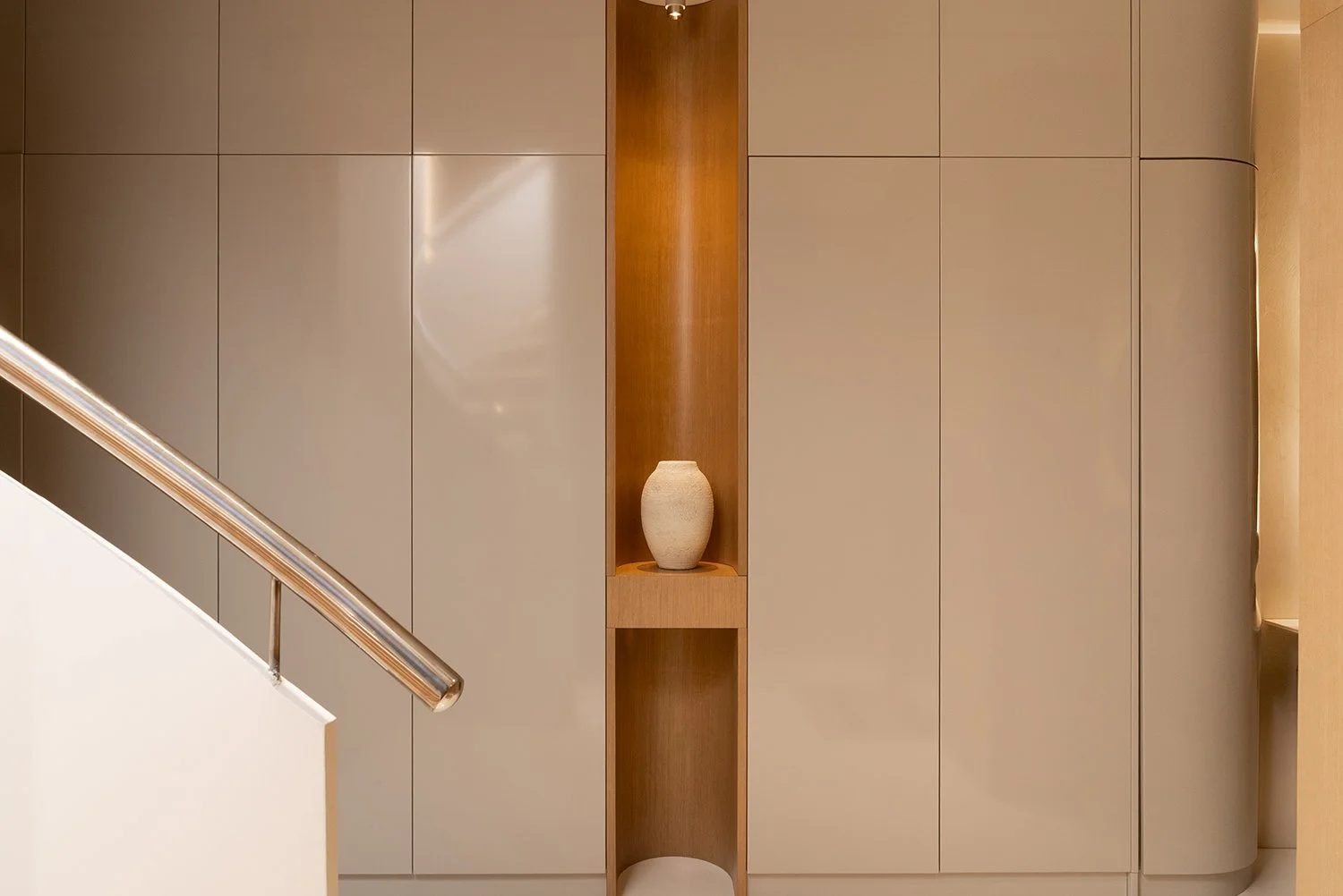 Platsbyggda garedrober med arkitektoniska detaljer. 