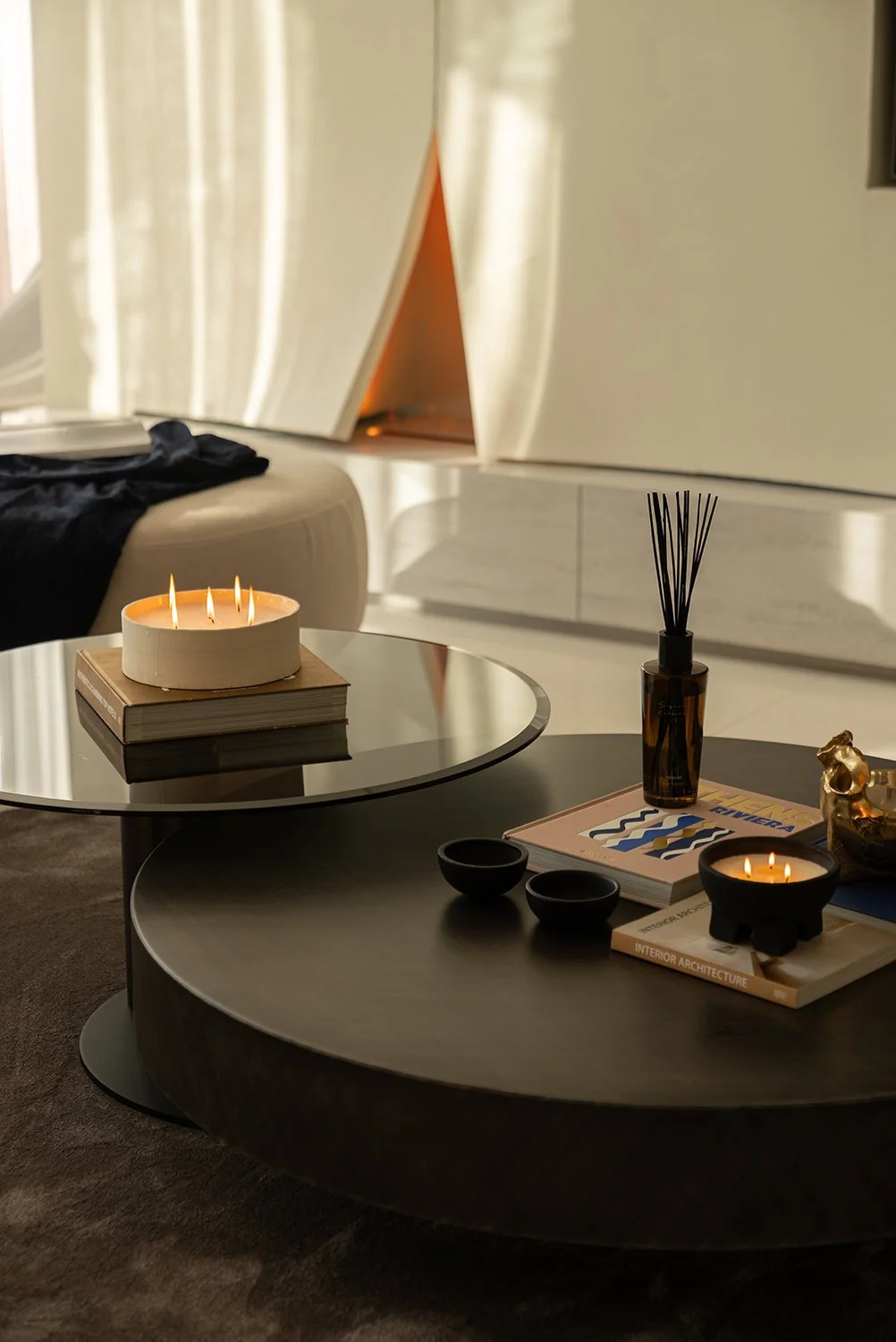 Stilrent soffbord med naturliga material och varma toner.