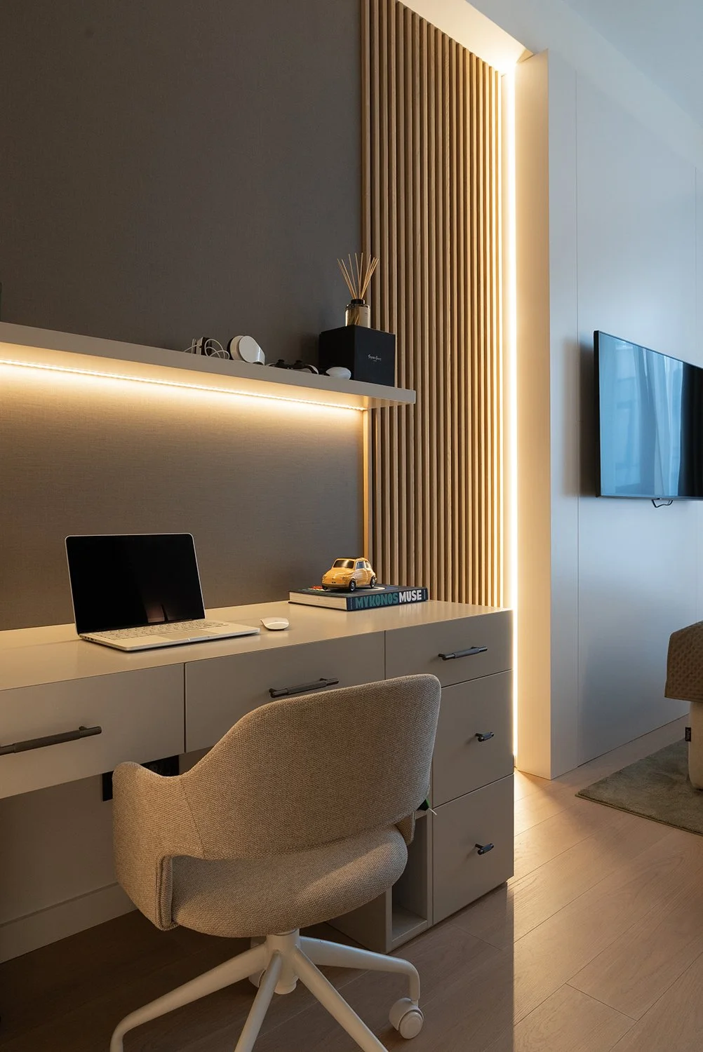 Minimalistiskt skrivbord med trädetaljer och harmoniskt ljus.