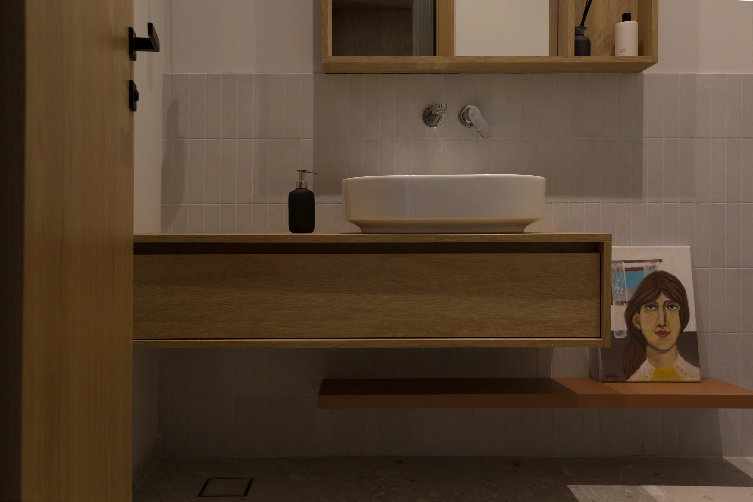 Måttanpassad badrumsinredning med fristående handfat