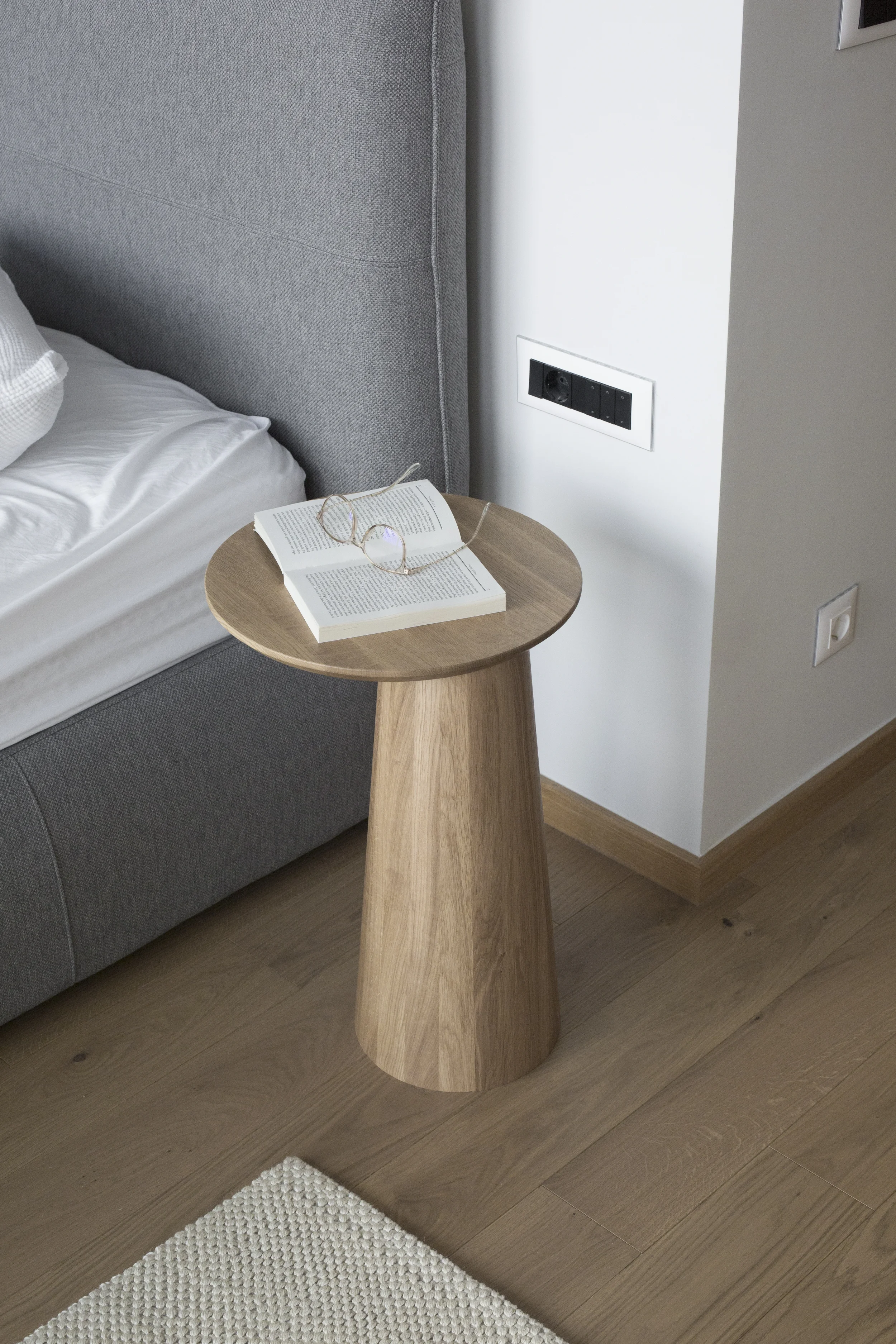 Specialtillverkat sidobord i trä