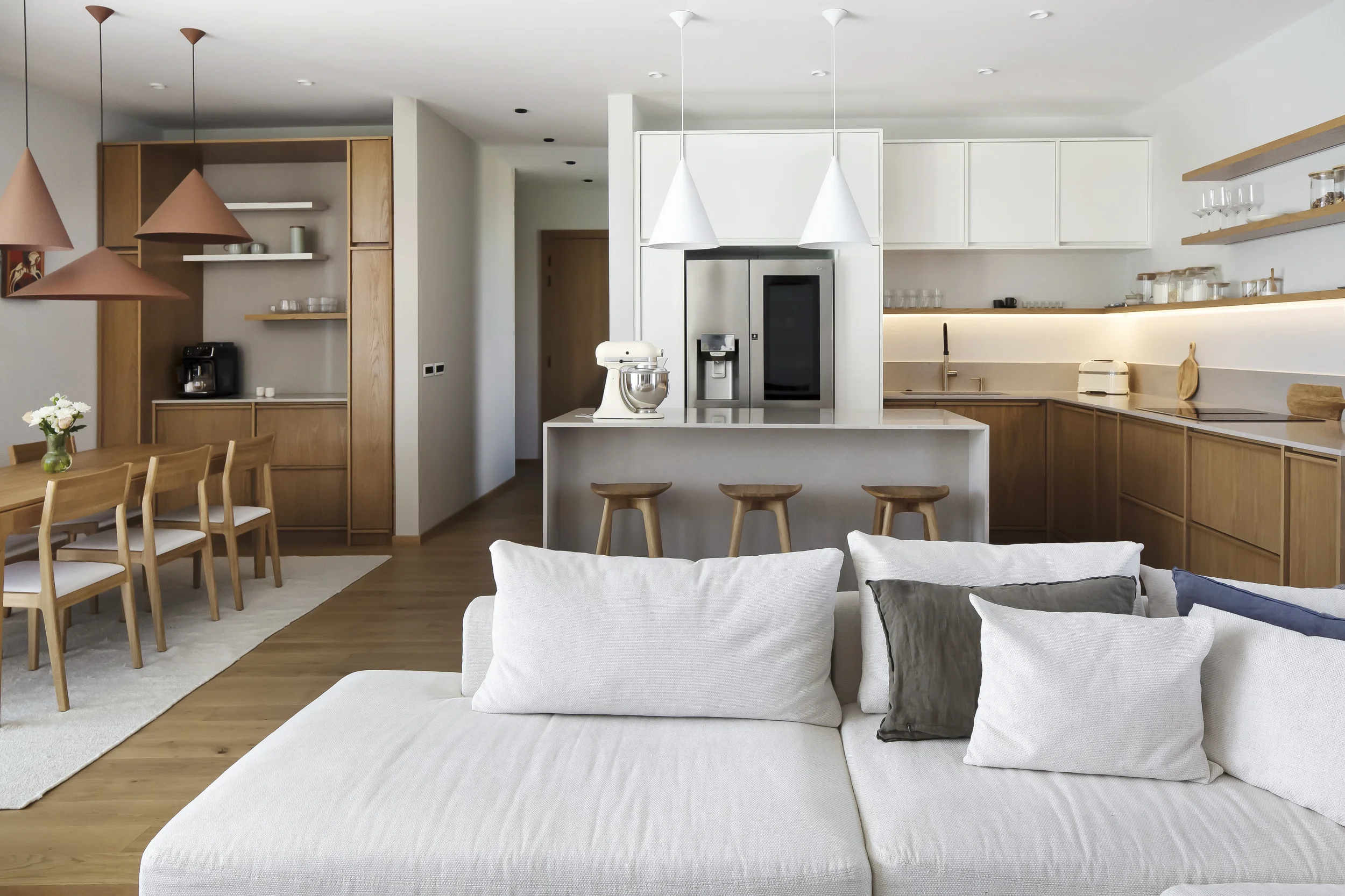 Designkök med platsbyggda hyllor och dold teknik