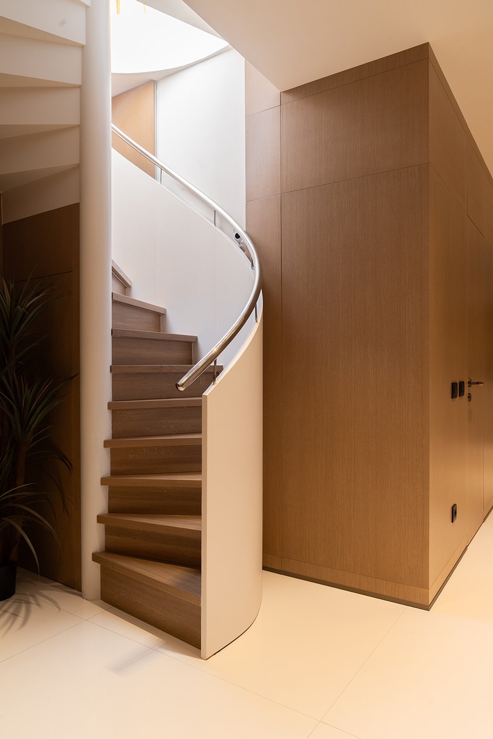 Skräddarsydd trappa med specialanpassade detaljer och elegant formspråk.