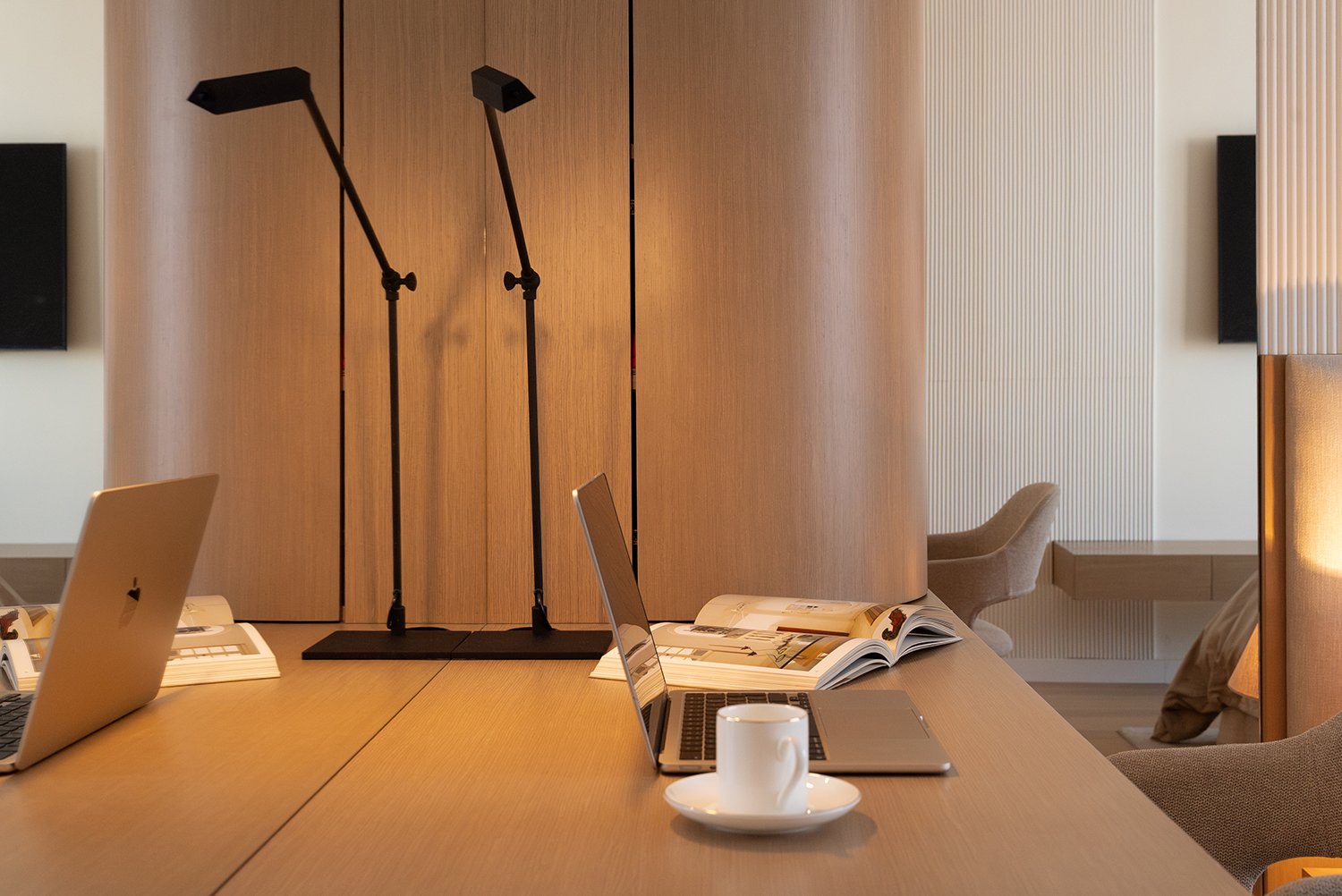 Platsbyggd arbetsplats med integrerad belysning och lugn materialitet.