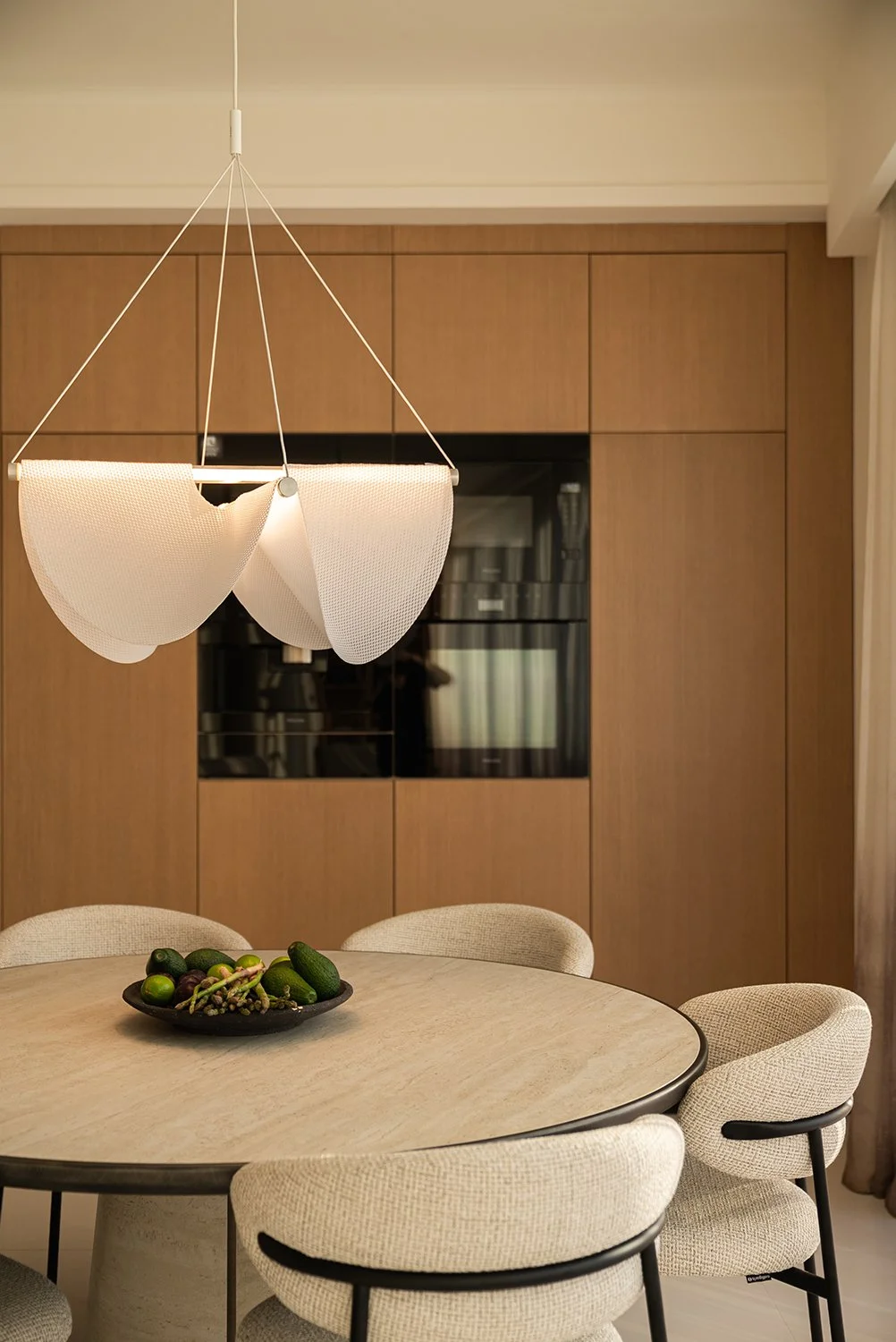 Platsbyggt kök med integrerade vitvaror. 