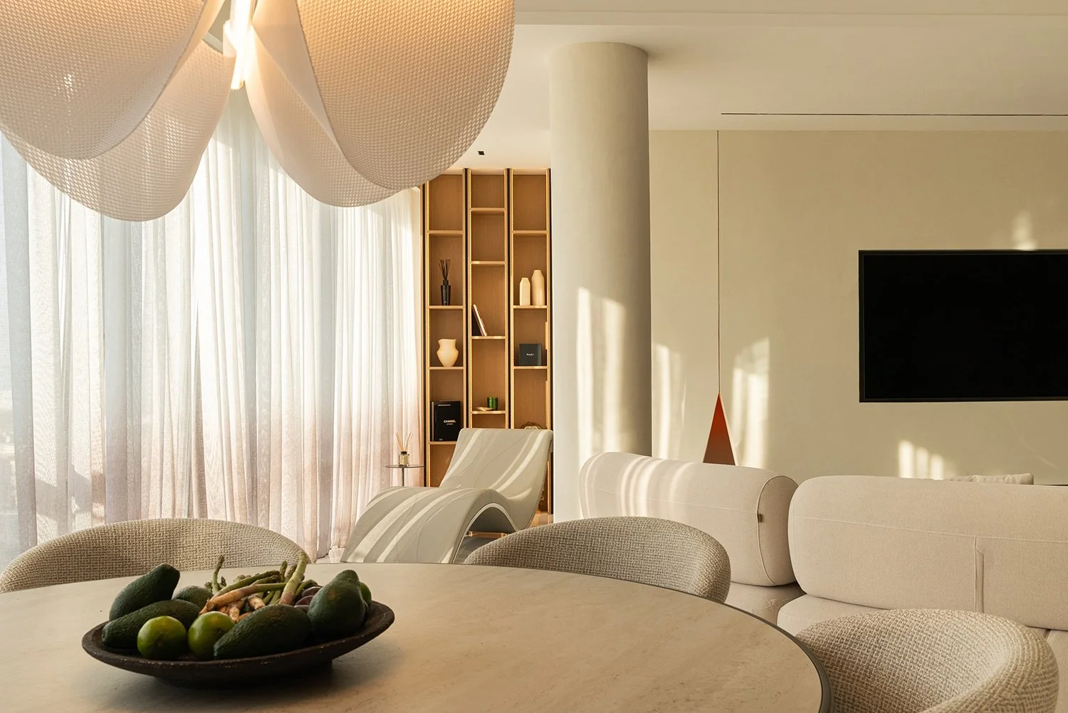 Skräddarsydd bokhylla med integrerade hyllplan och minimalistiskt uttryck.