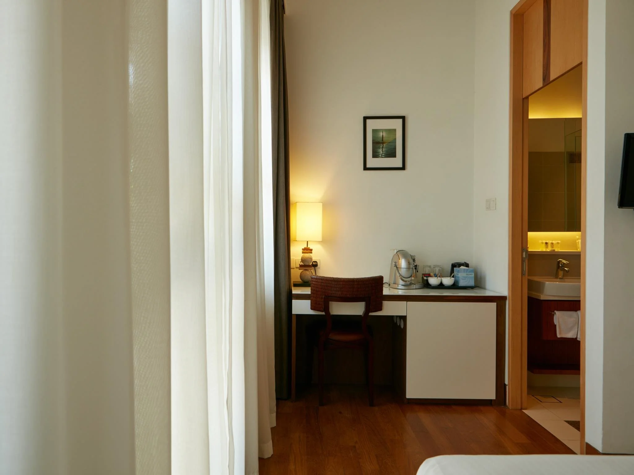 Sultan Room work desk
