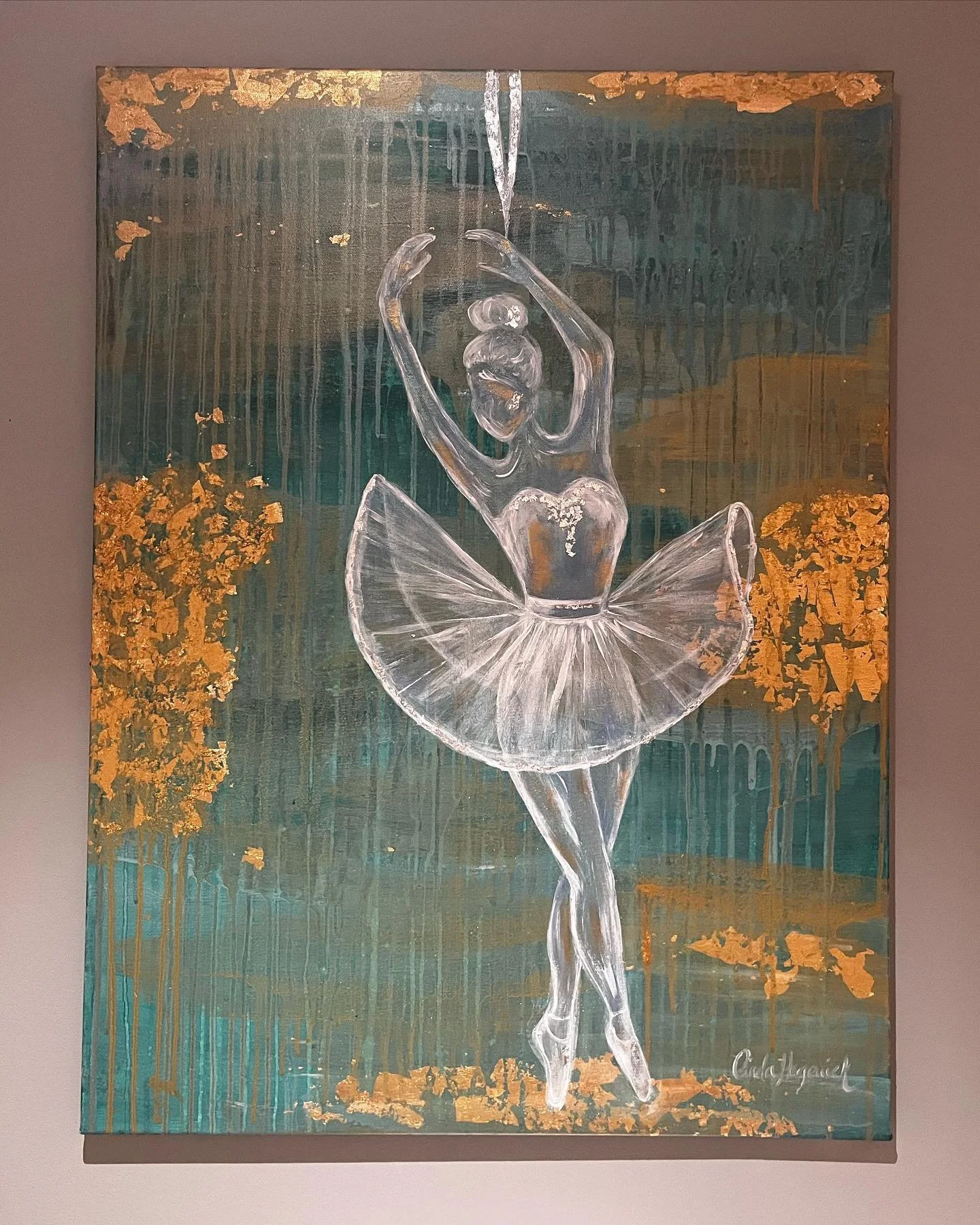 A ballerina ornament made of glass hanging in the Christmas tree. She is very special to me 💃🏻🎄

Acrylic on canvas with mineral dust and gold flakes. 

#acrylicpainting #goldflakes #mineralpowder #ballerina #christmastree #painting #painter #artis