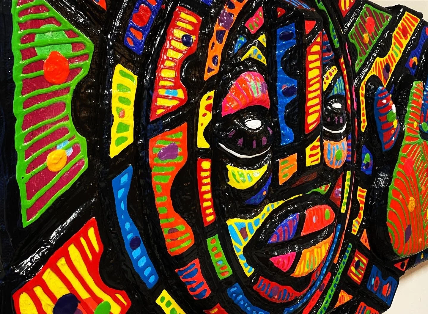 Une œuvre d'art colorée abstraite avec des formes humaines stylisées et des motifs géométriques en neon« noir, rouge, vert, bleu, jaune, orange ».