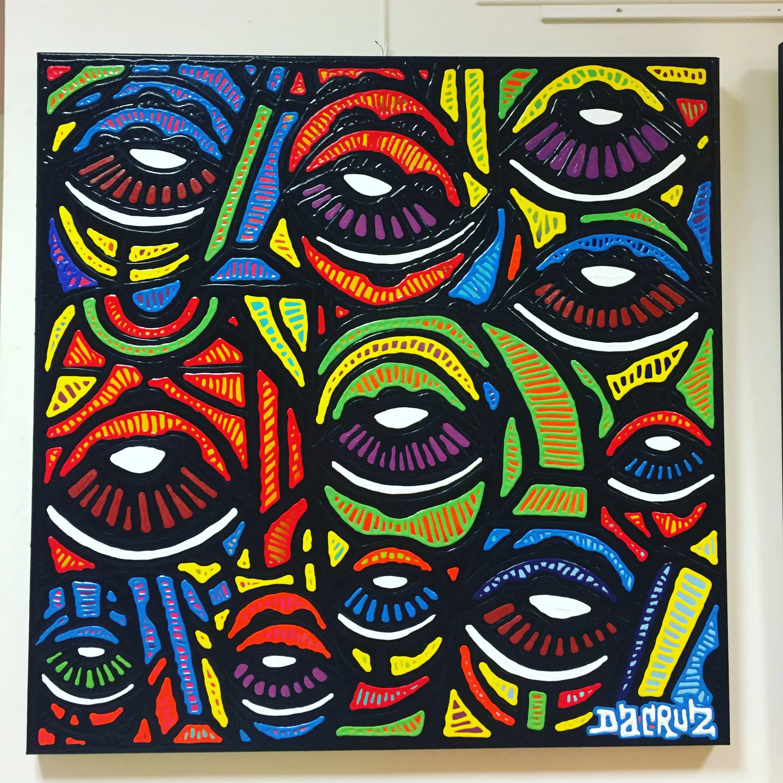 Peinture colorée de plusieurs yeux stylisés sur un fond noir, avec des formes géométriques en couleurs vives comme rouge, jaune, vert, bleu et violet, signée