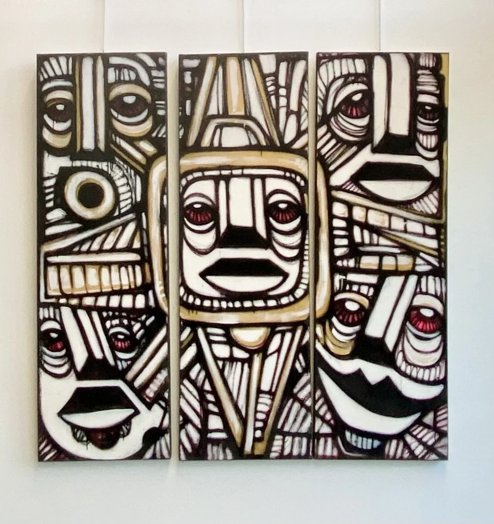 Une œuvre d'art abstraite composée de trois panneaux, représentant des visages stylisés avec des traits audacieux en noir, blanc et rouge, avec des détails géométriques.