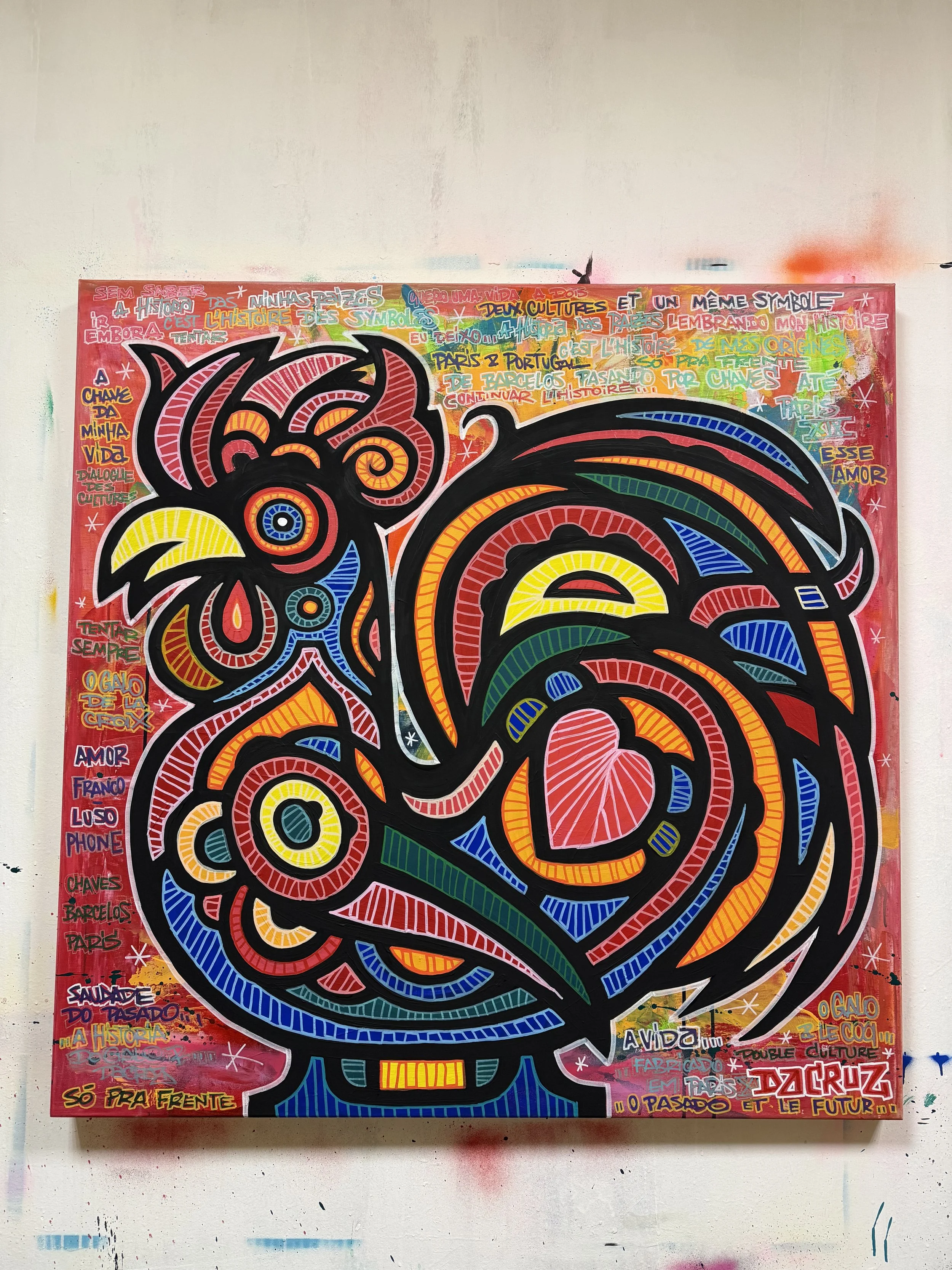 Une peinture colorée représentant un cœur avec un oiseau stylisé, entourée de textes en français de différentes couleurs.