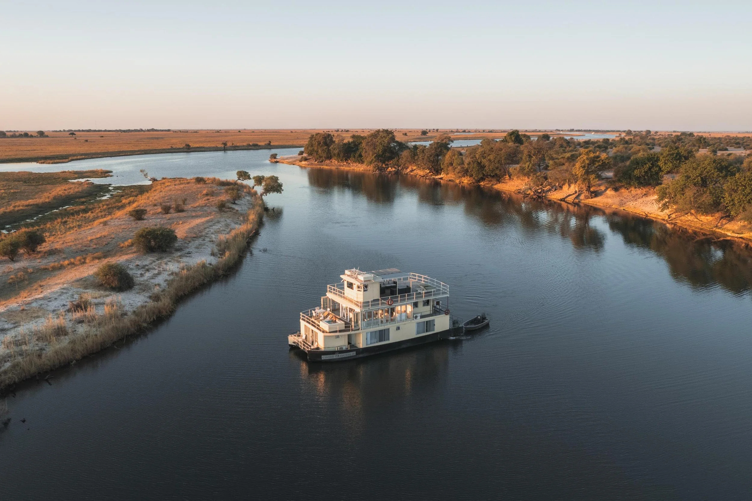 Vue aérienne d'un bateau dans une rivière du parc national de Chobe au Botswana