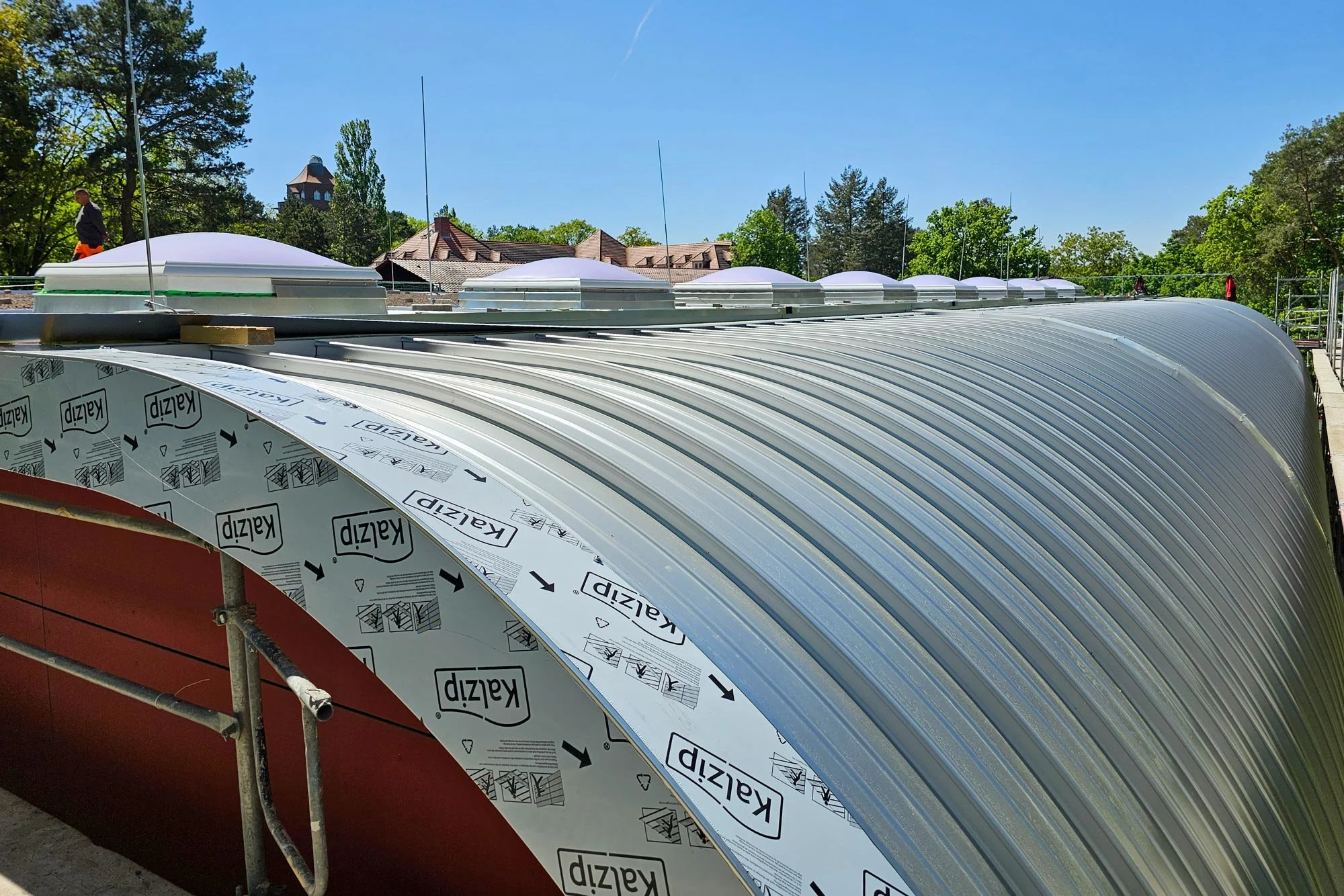 Beelitz Sporthalle gerundeter Ortgang Verkleidung mittels Kalzip 