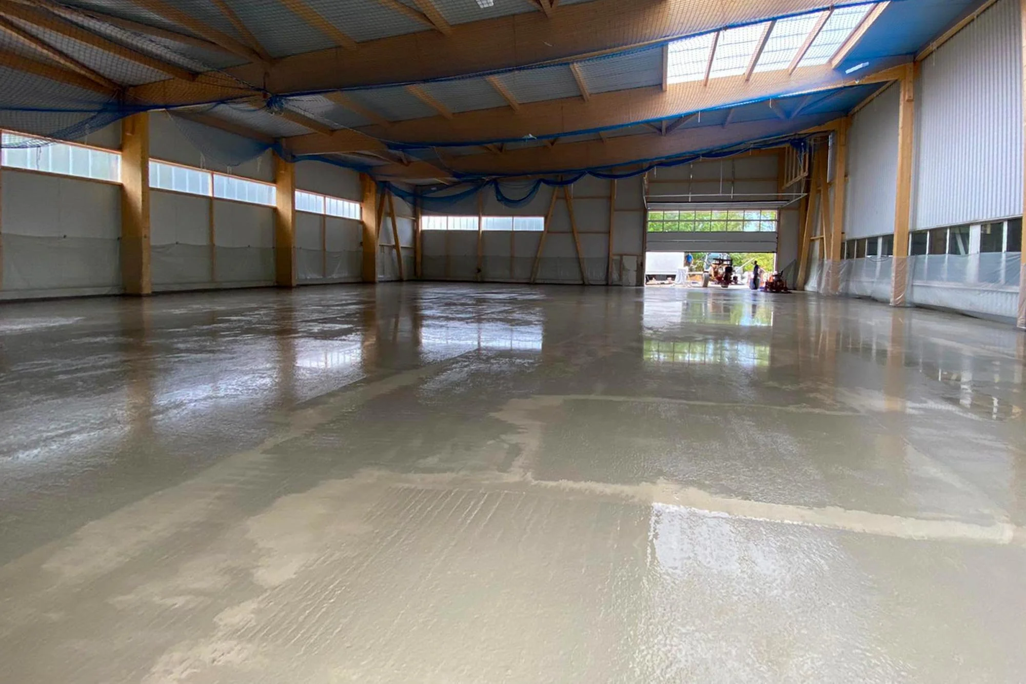 Klipphausen Gewerbehalle 50m² Wandlichtband aus Polycarbonatplatten, Tor 8mx5m mit Lichtsektionen, auf dem Dach Lichtbandpaneele und Lichtkuppeln mit RWA-Funktion