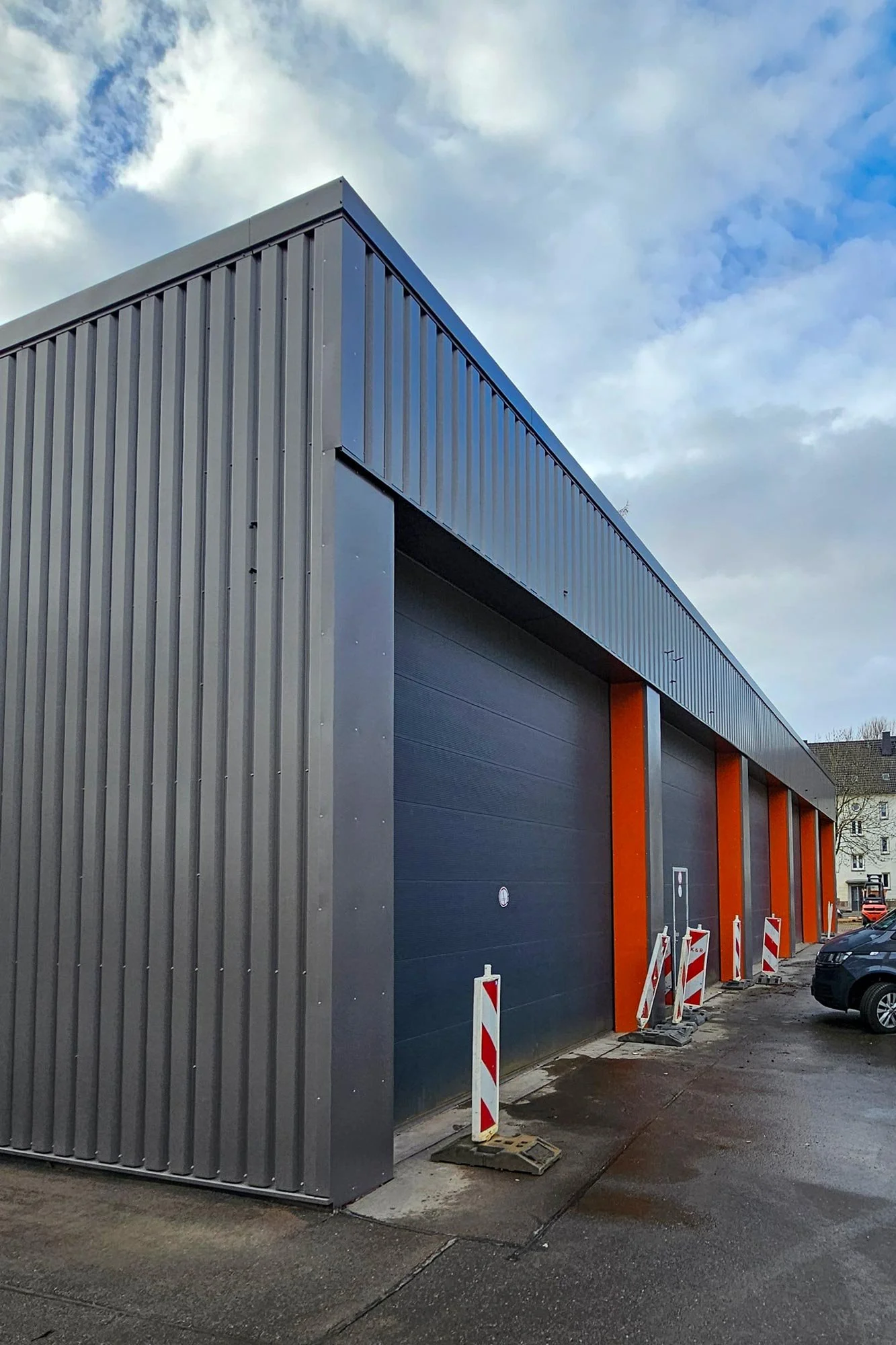 Chemnitz Umbau Gewerbehalle: 350 m² Vorhangfassade mit Trapezprofil