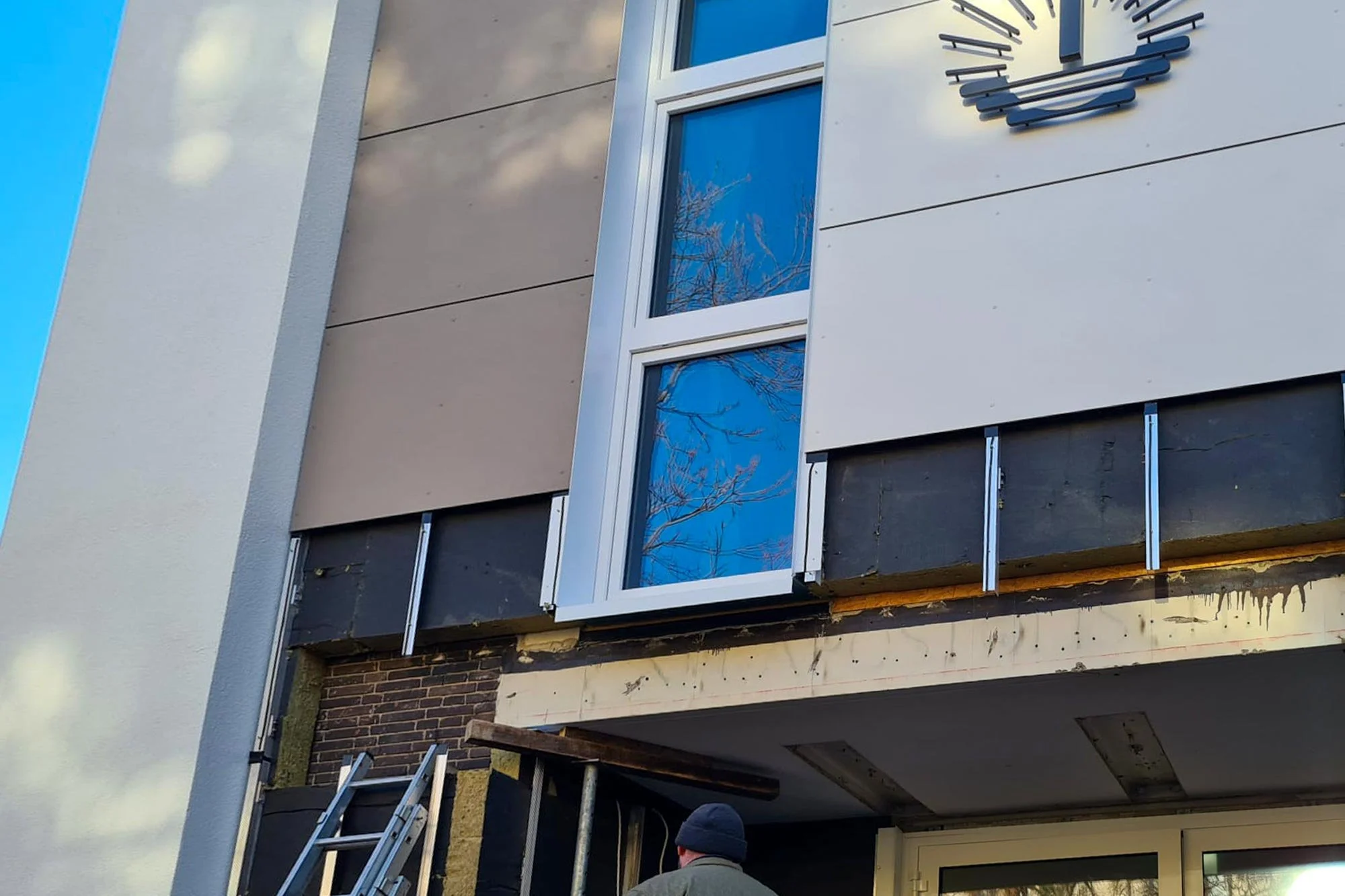 Berlin Umbau Kirchengebäude: 800 m² Eternit-Fassadentafeln modernisiert