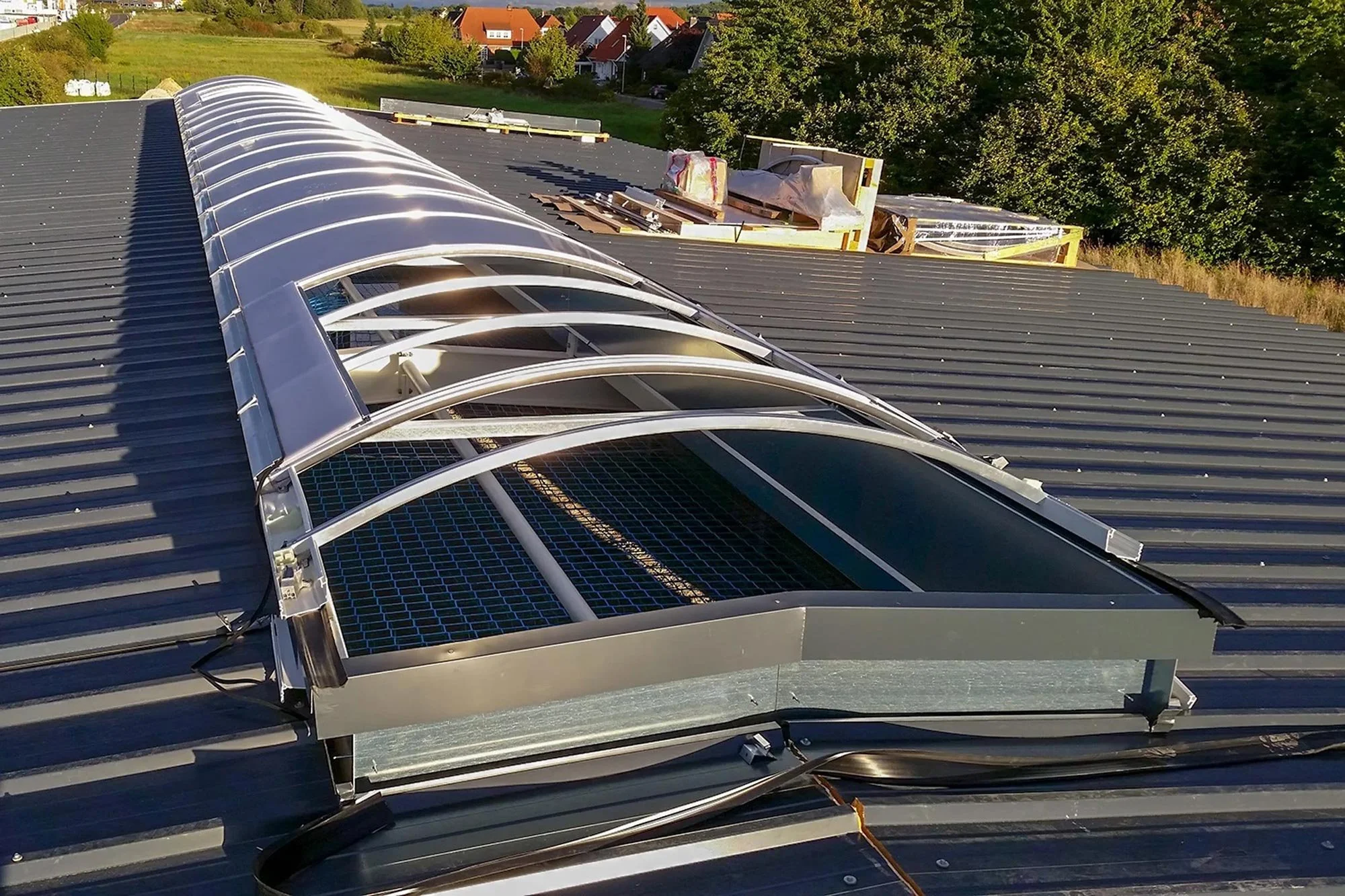 Beucha, Gerwerbehalle: Verglasung mit mehrschaligen Polycarbonat-Hohlkammerprofilen, inkl. Rauch- und Wärmeabzugs-Anlage, 410 Quadratmeter ISO Sandwich PUR sowie 436 Quadratmeter ISO Sandwich Wand Wood English Walnut