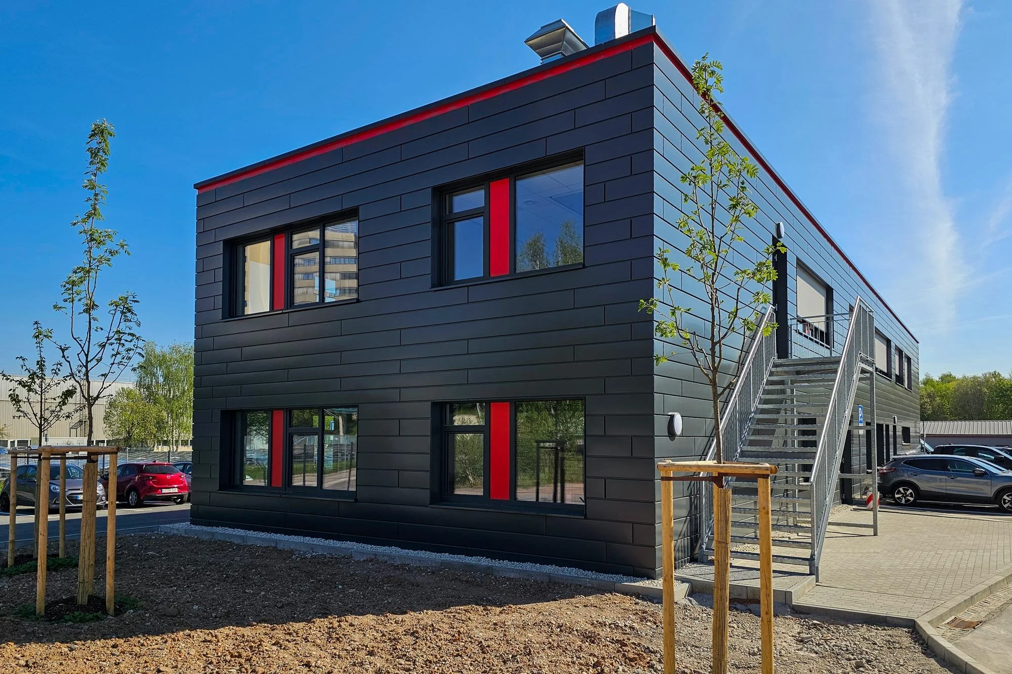 Chemnitz Bürogebäude: 600m² Unterkonstruktion und Siding-Fassade mit Farbakzenten