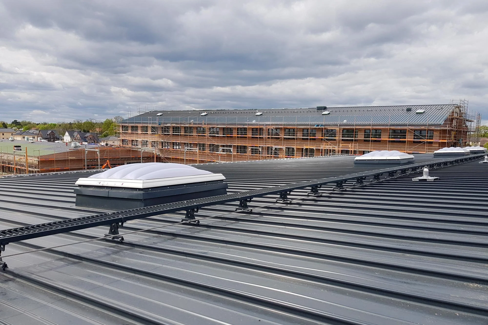 Neuenhagen Schulkomplex 2.200 m² Tragschale Trapez, Dämmung und Oberschale Kalzip mit 270 m Laufrost und Seilanlage, Flachdachfenster, Lichtkuppeln und RWA-Anlage 
