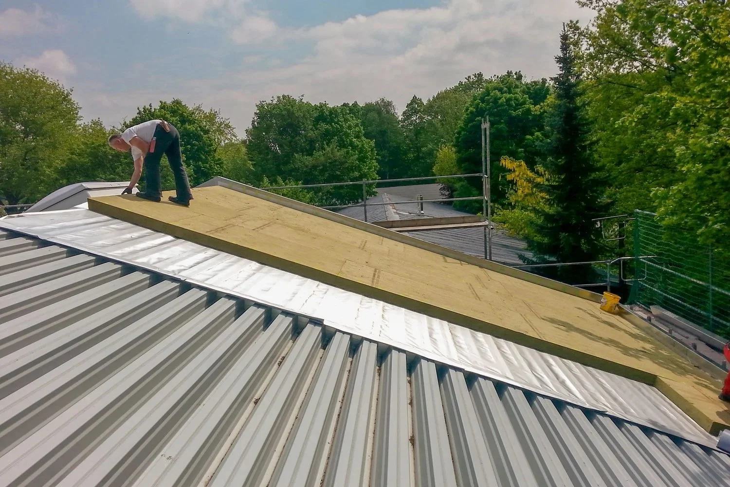 Berlin, Gewerbehalle: 700 Quadratmeter Trapez 160, Dampfsperre, WD Steinwolle 120 mm, FPO-Dachbahn