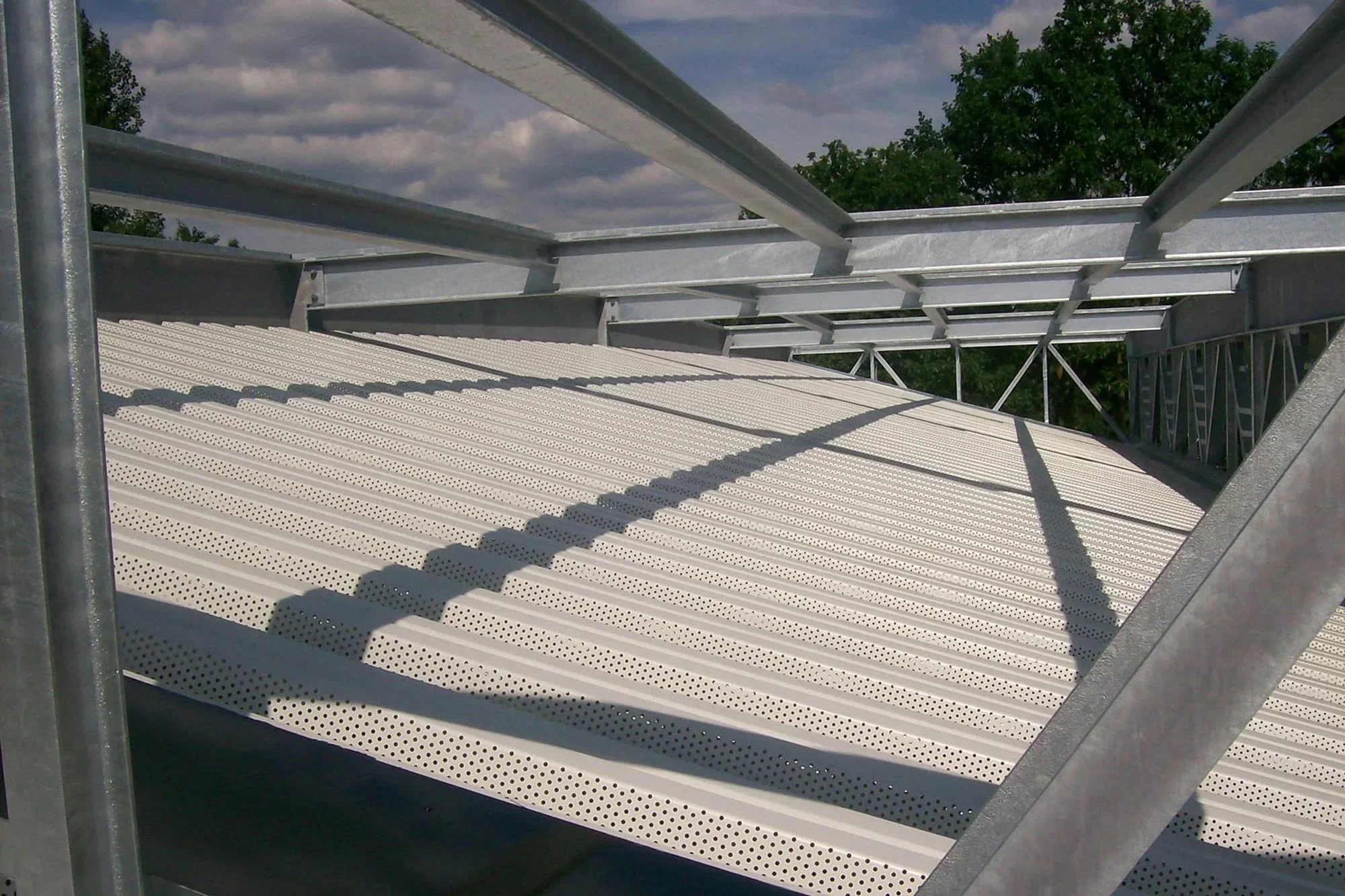 Attendorn, Mensa Ganztagesschule. 450 Quadratmeter Akustik-Trapezprofil Dach, 250 Quadratmeter Trapezprofil Dach, 450 Quadratmeter Dachabdichtung Bitumen