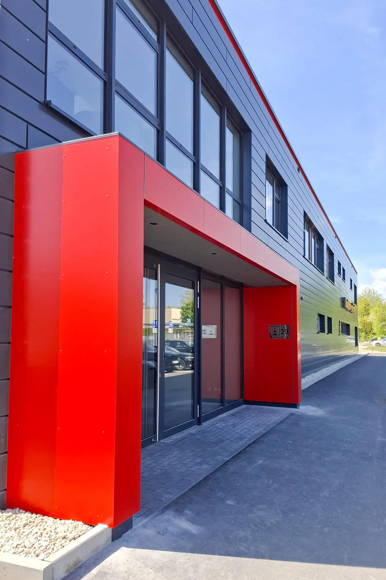 Chemnitz Bürogebäude Verkleidung des Eingangsbereichs mit AluCobondplatten