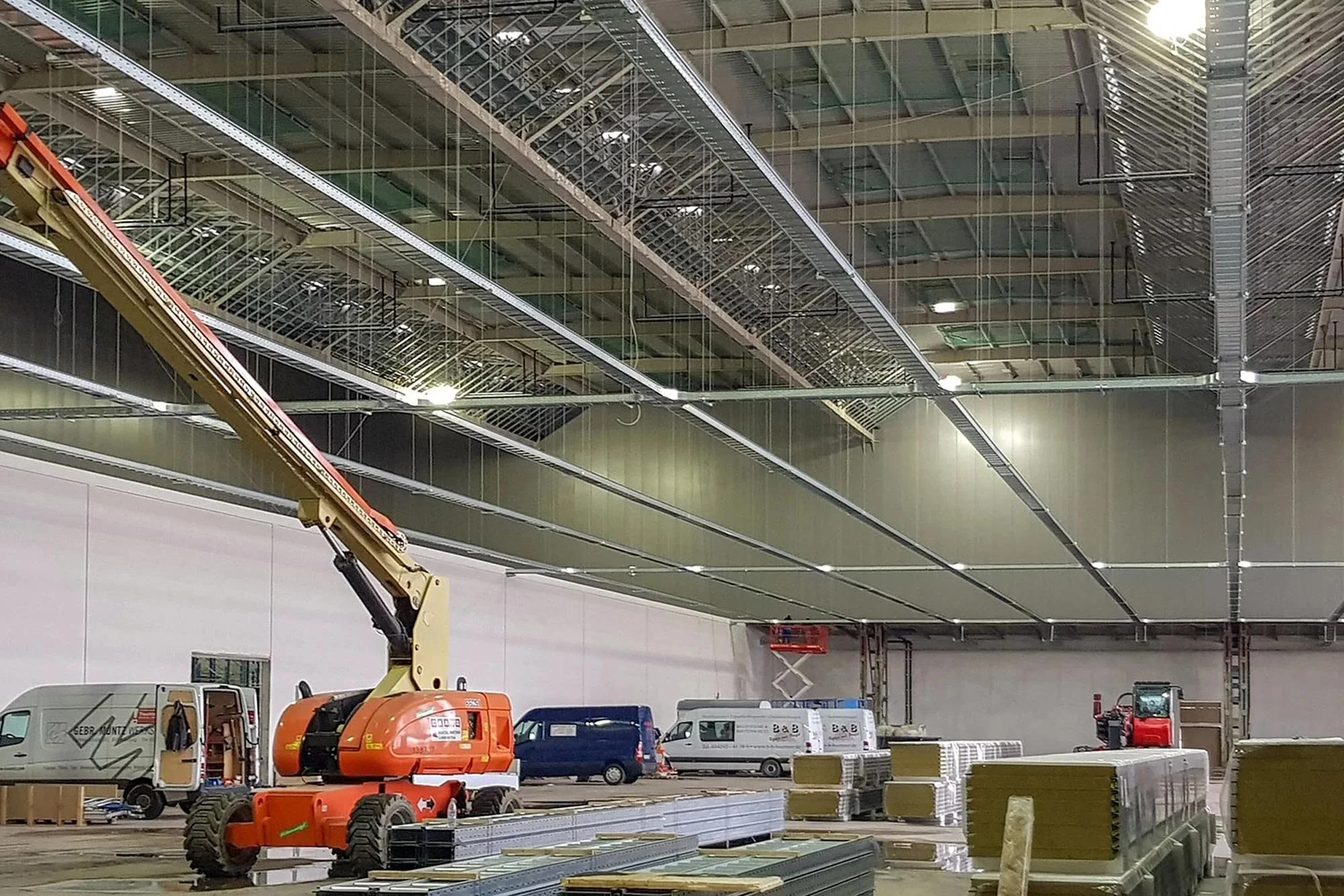 Leipzig, Zweirad-Center Stadler: 4.300 m² Innenwandverkleidung mit Thermoelementen