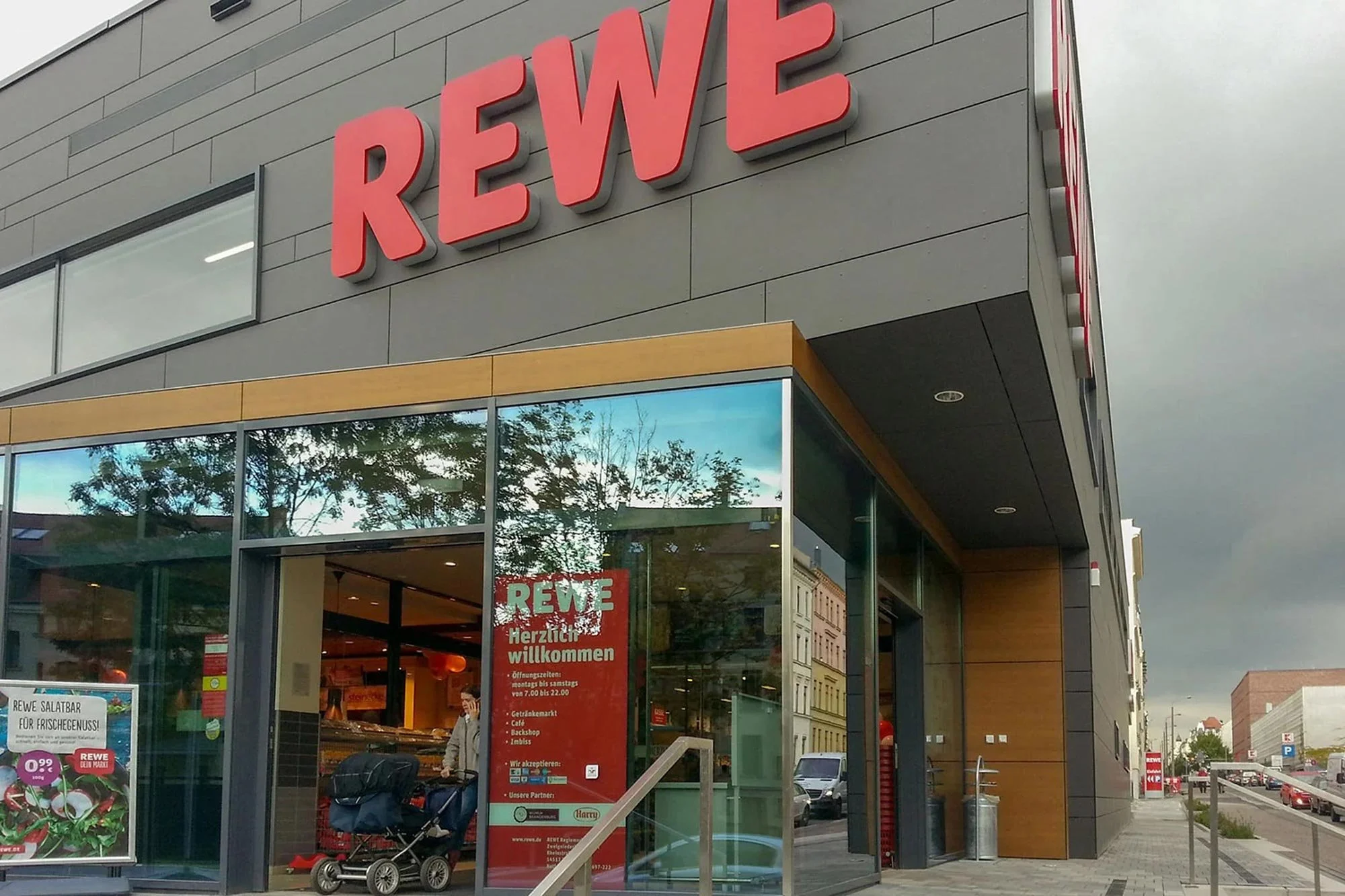 Leipzig, REWE Markt: 1.120 Quadratmeter Fassadentafeln Eternit Equitone Natura PRO NU 251