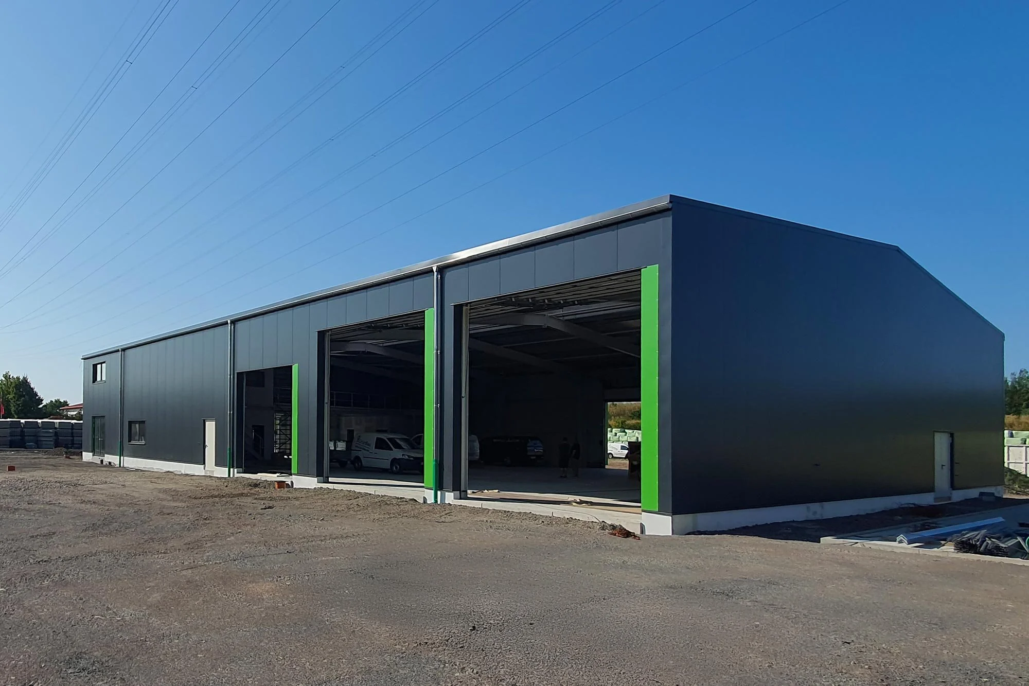 Taucha Gewerbehalle: Wandverkleidung mit Sandwichpaneelen