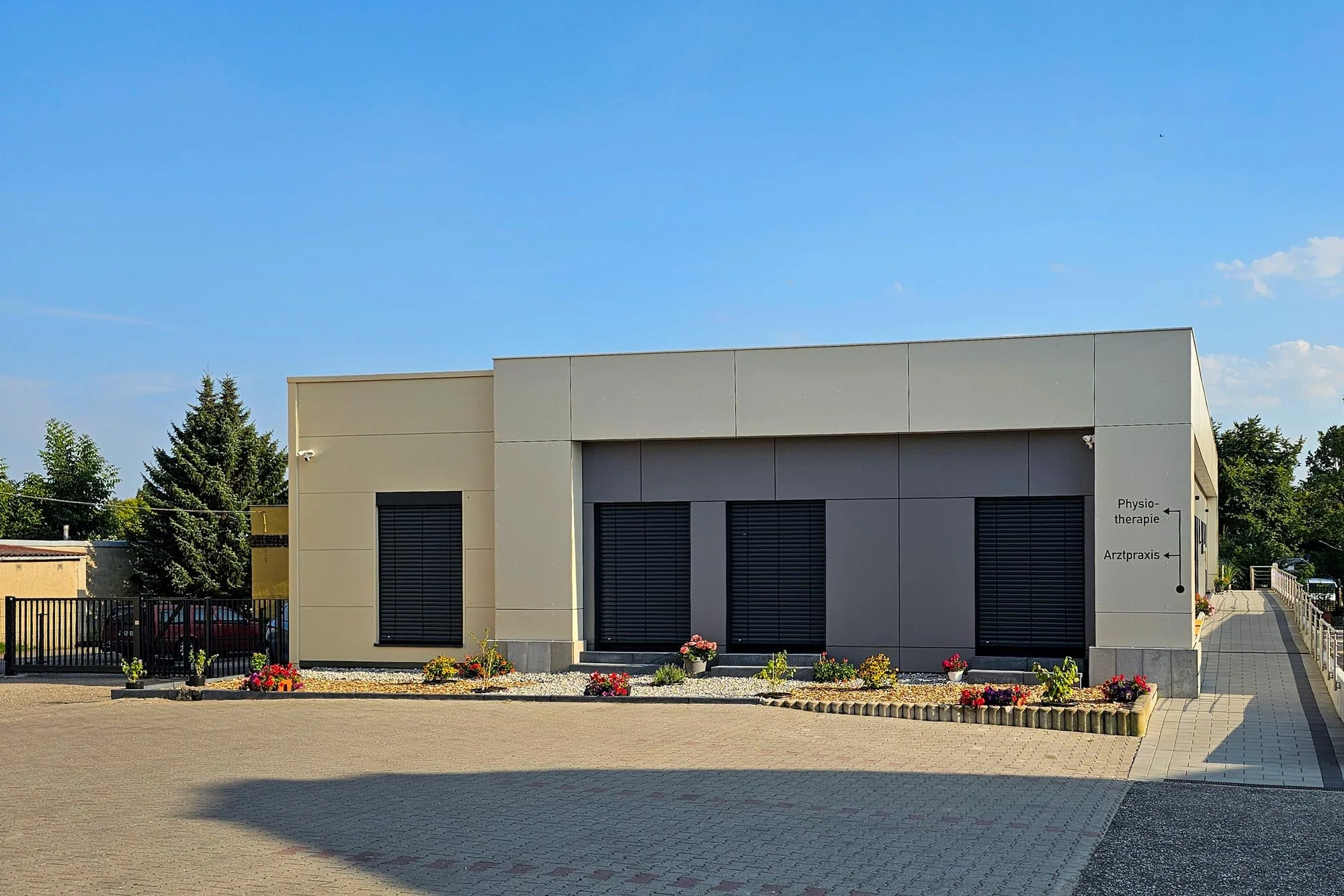 Beucha Arztpraxis Stahlhalle: 500 m² Wandaufbau mit Sandwichpaneelen, Unterkonstruktion und Trespa-Verkleidung