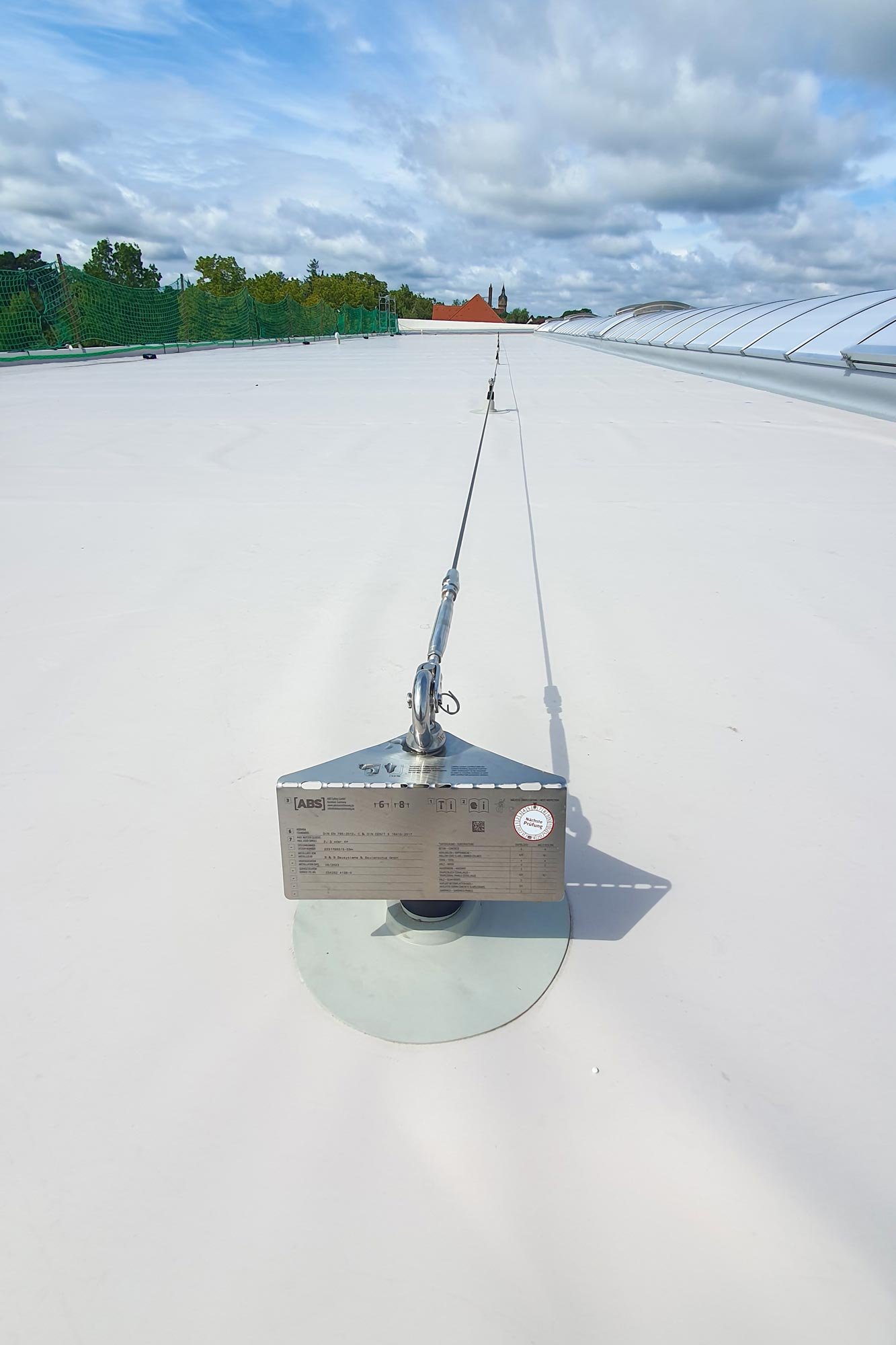 Liebertwolkwitz Gewerbehalle überfahrbares Seilsystem auf Stahltrapez mit 21 Edelstahlanschlagpunkten und 120 m Edelstahlseil 