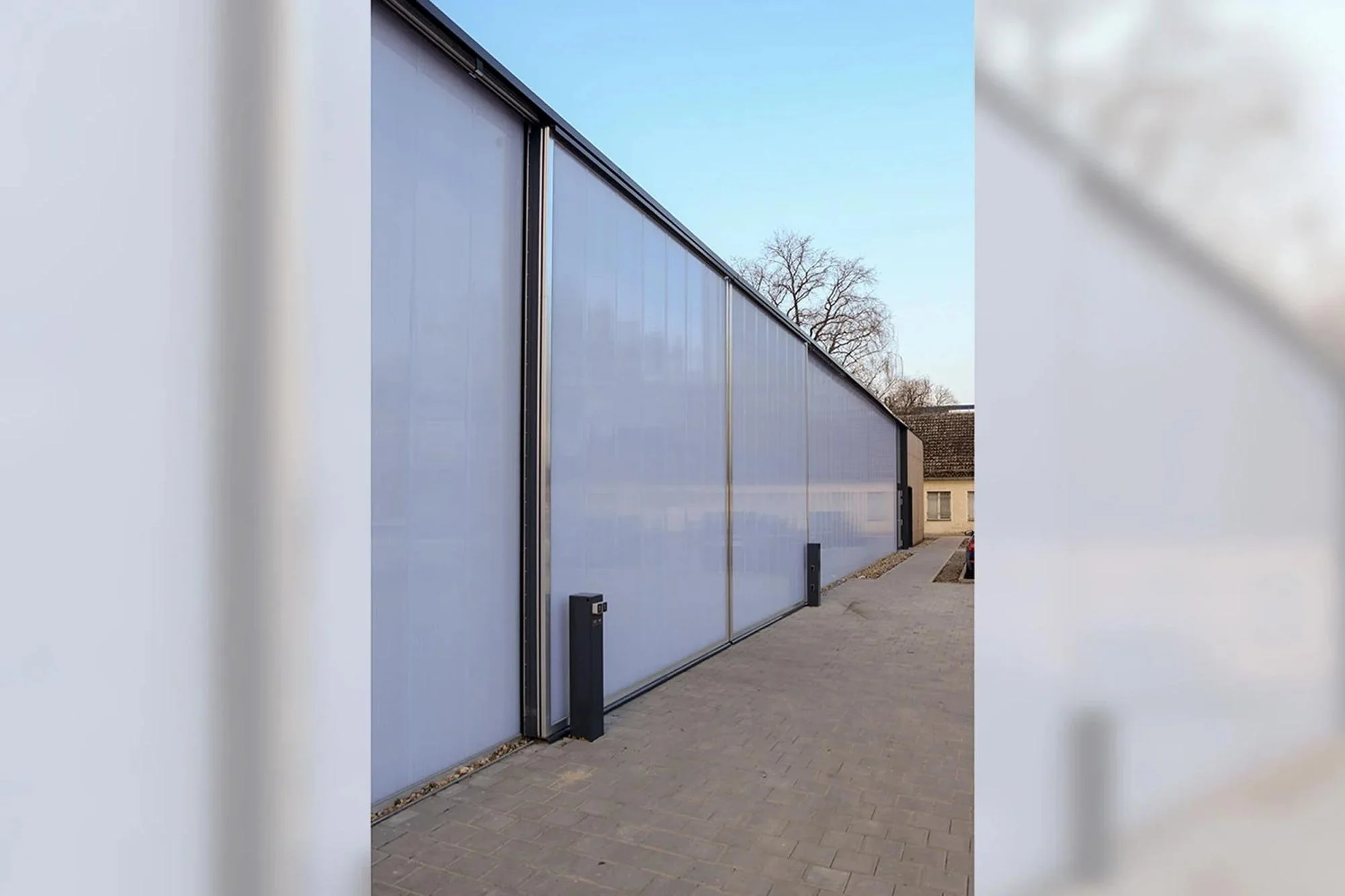 Berlin, Gewerbehalle: 132 Quadratmeter Lichtband Polycarbonat, opal, Rahmen- und Fußprofile