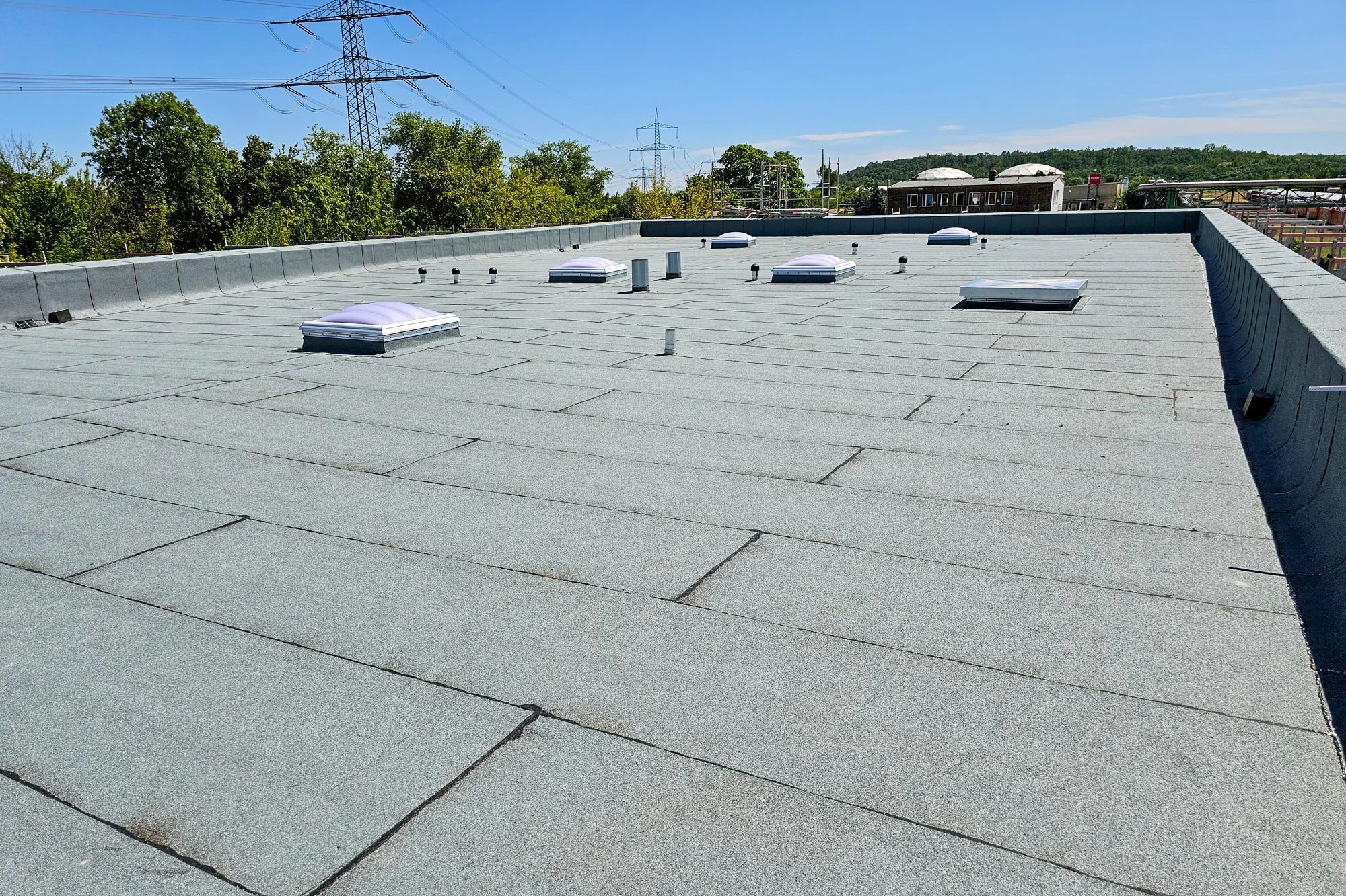 Böhlen Gewerbeeinheit 700 m² Dachaufbau mittels Dampfsperre, Dämmung und Bitumenbahnen