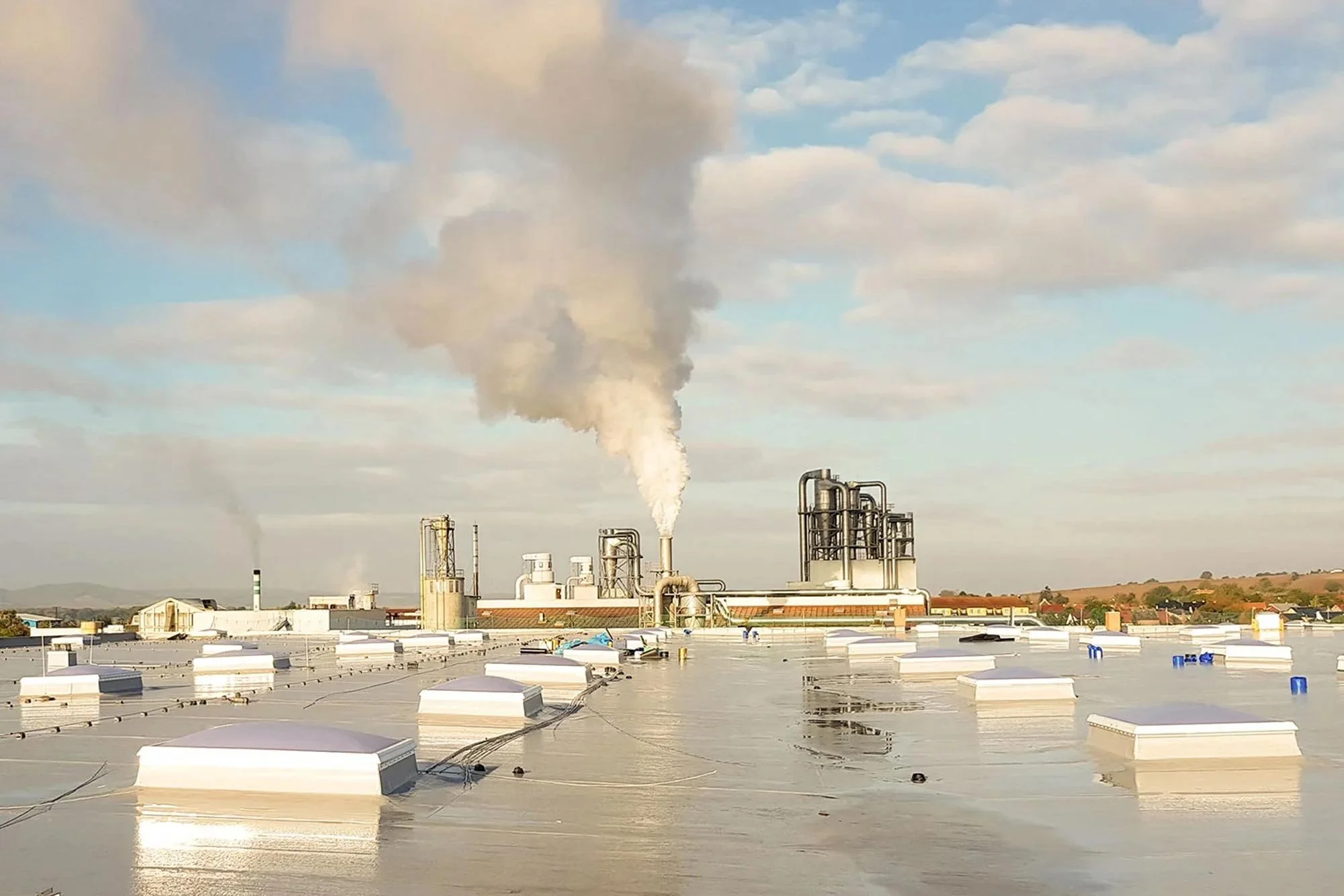 Berga, Lagerhalle: Erneuerung von 54 Lichtkuppeln im Rahmen einer 12.000 Quadratmeter Dachsanierung