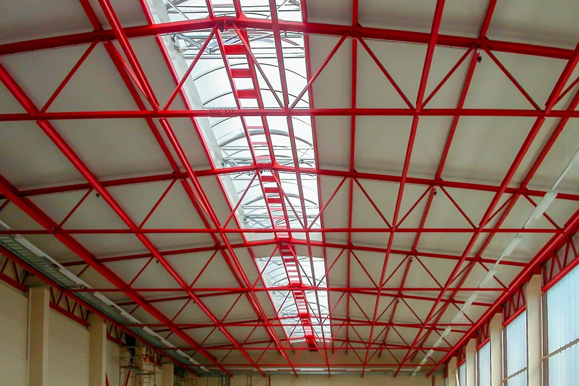 Lichtband mit integrierter RWA-Funktion in Satteldachhalle mit rot lackierter Stahltragkonstruktion