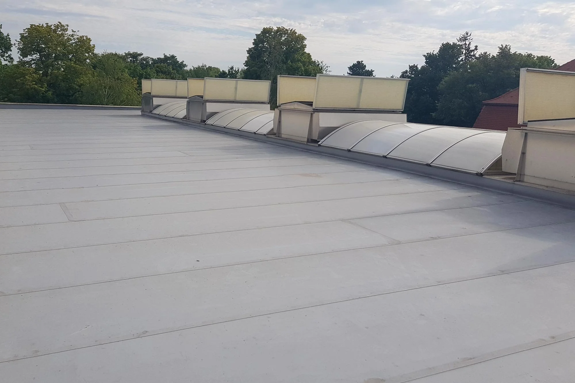 Liebertwolkwitz Gewerbehalle 44 m Lichtband mit 4 RWA-Lüftungsklappen