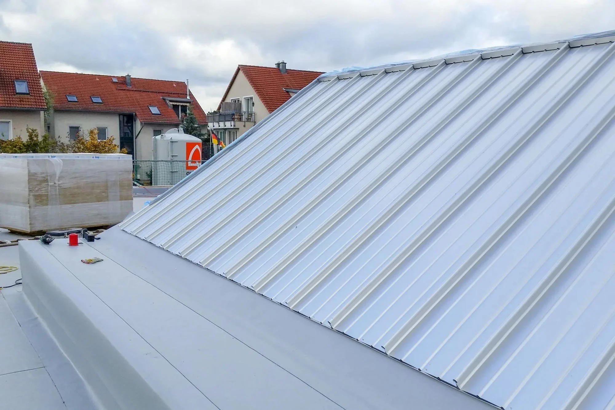 Trapezblechdach im industriellen Flachdachsystem – Montage auf Neubau mit Folienabdichtung