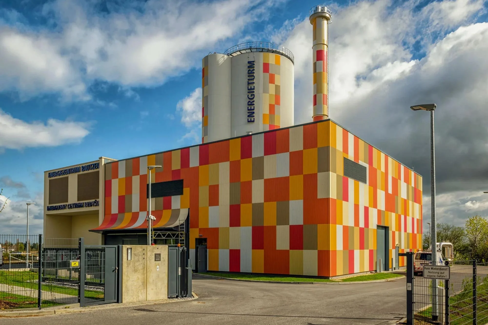 Bautzen, Industriehalle: 650 Quadratmeter Fassadenverkleidung Stahlwellprofil mehrfarbig