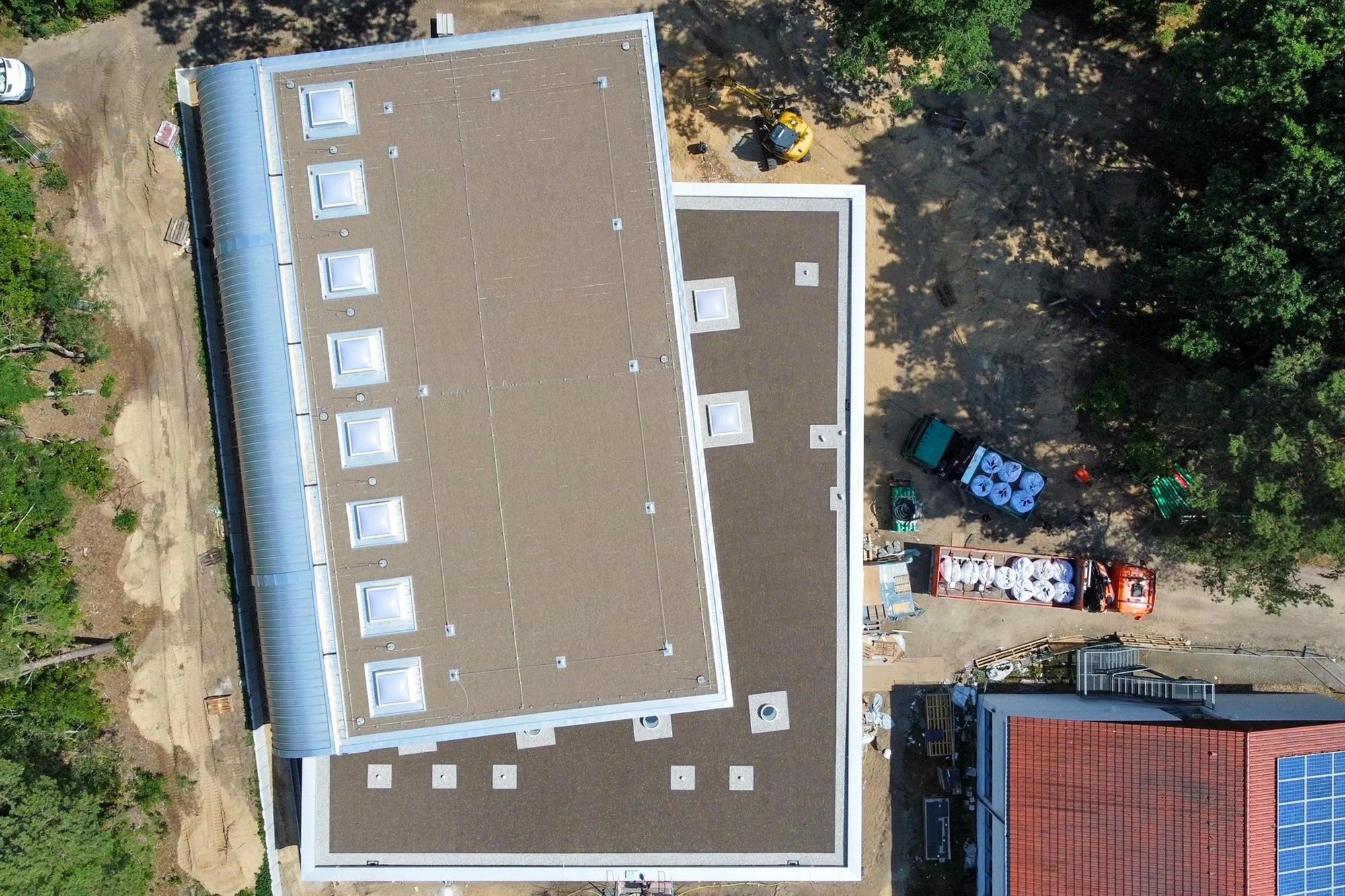 Beelitz Sporthalle 850 m² Dachaufbau auf Holzschalung mit Dampfsperre und Dämmung, Unterkonstruktion für Tragschale Kalzip für Natur-Dach-Aufbau mit Drainagematten, Substrat und Ansaat  Dach-begrünung