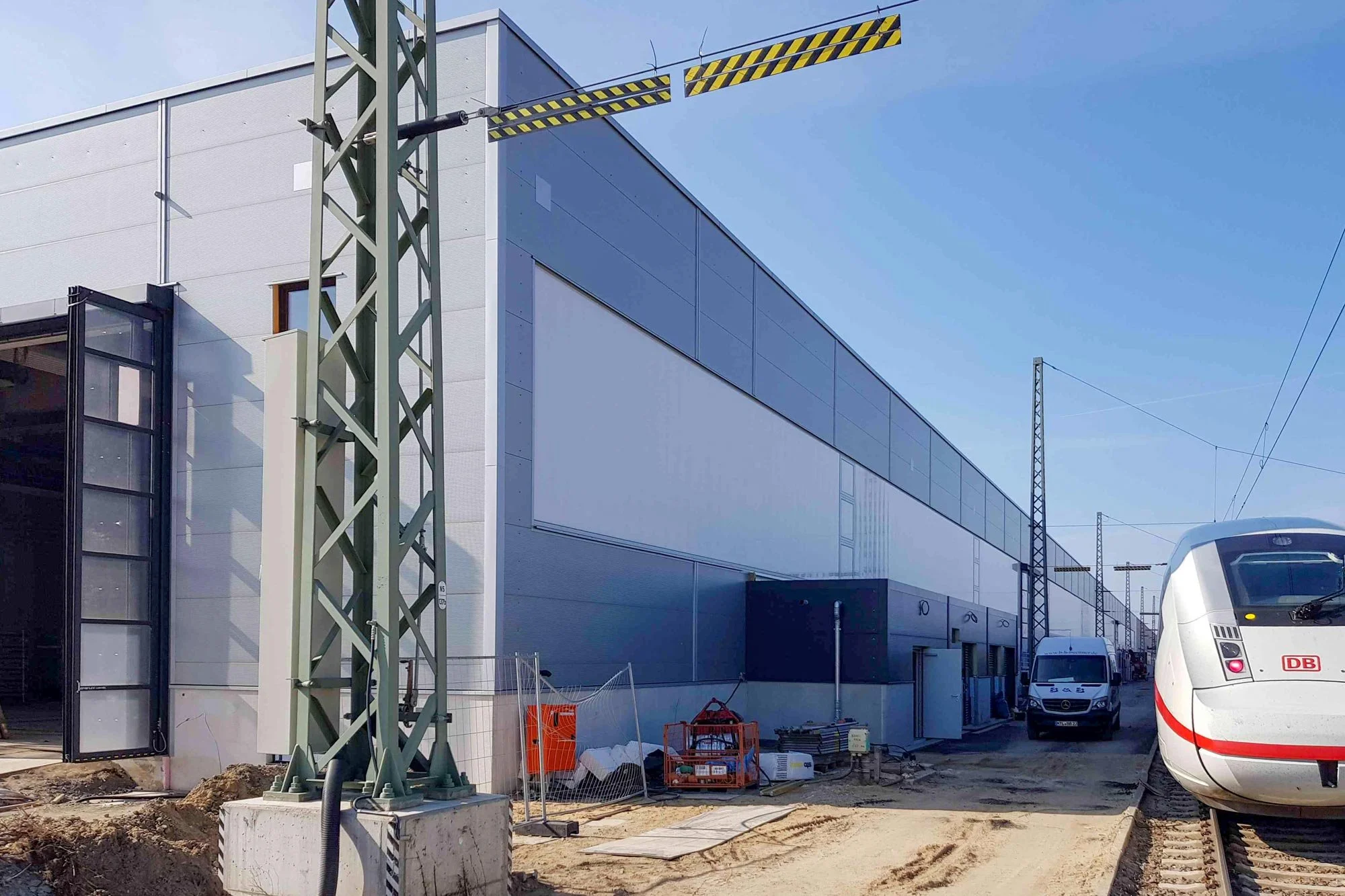 Berlin Gewerbehalle 1.400 m² Unterkonstruktion für Lichtband aus Polycarbonat