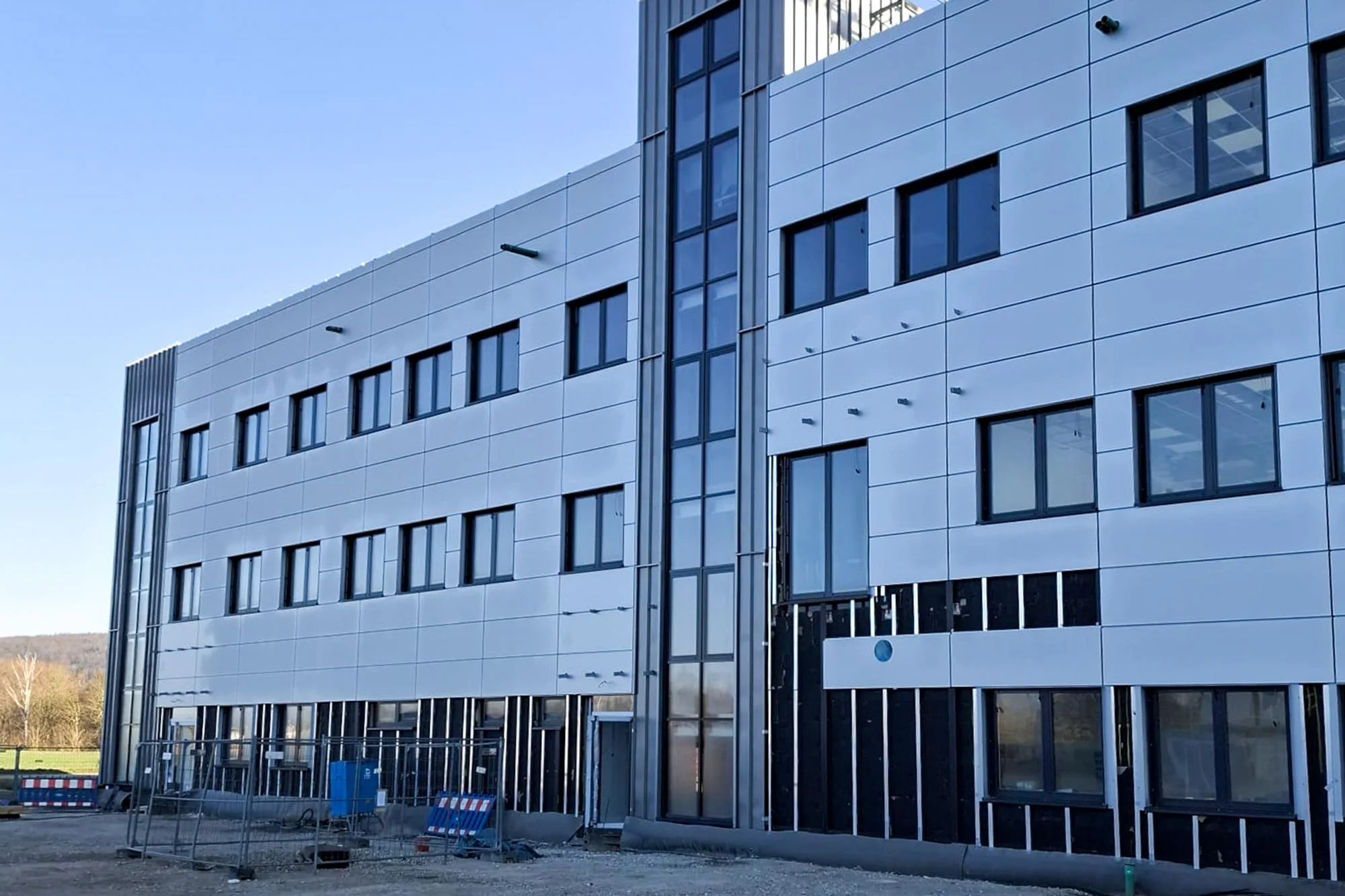 Grohne Verwaltungsgebäude: 1.500 m² Vorhangfassade mit Kassettenelementen